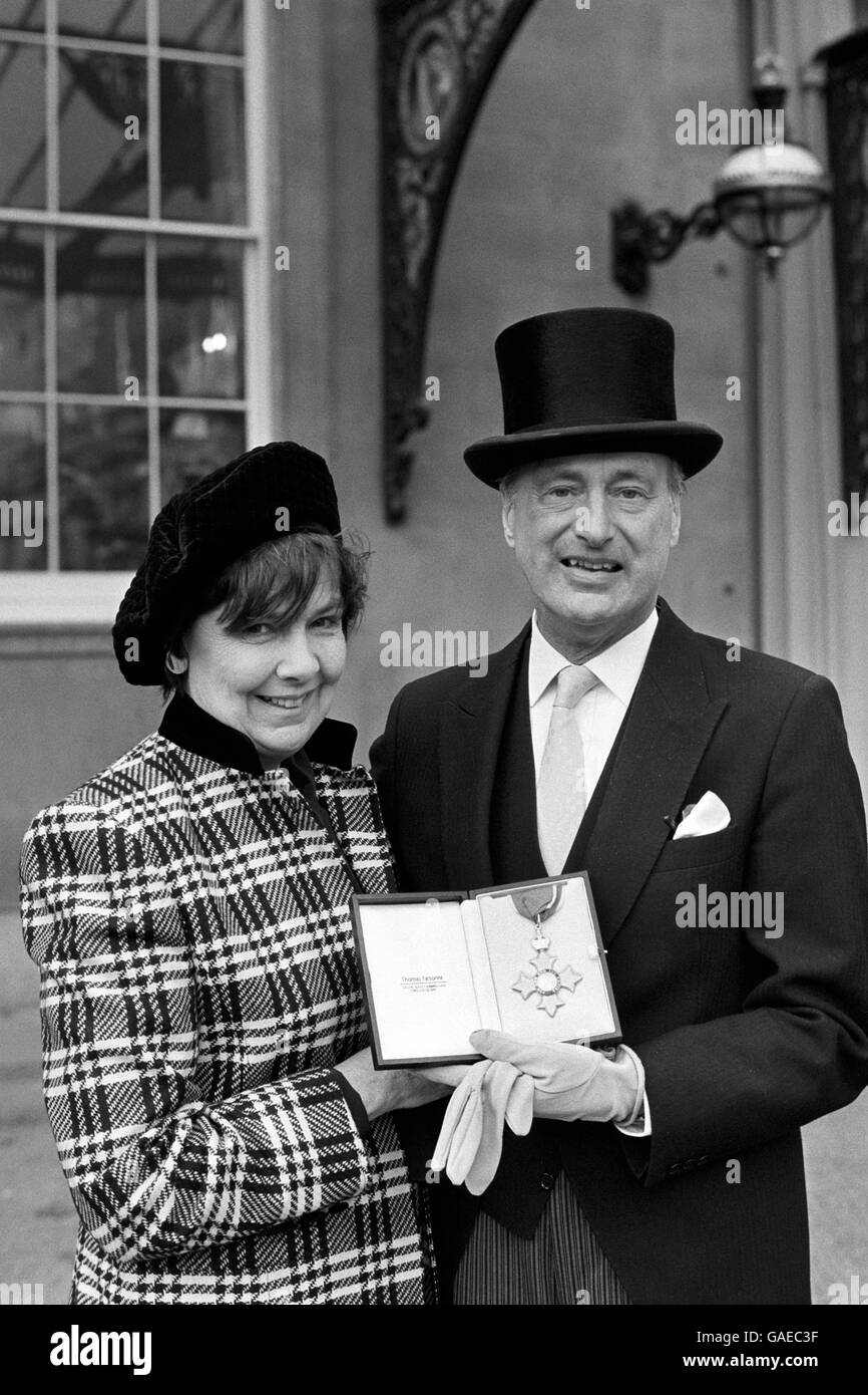 Paul Clark-Eddington - better known as Paul Eddington who plays Premier Jim Hacker in the popular BBC-TV series 'Yes, Prime Minister' - with his wife Patricia at Buckingham Palace after he was invested with the CBE by the Queen. Stock Photo