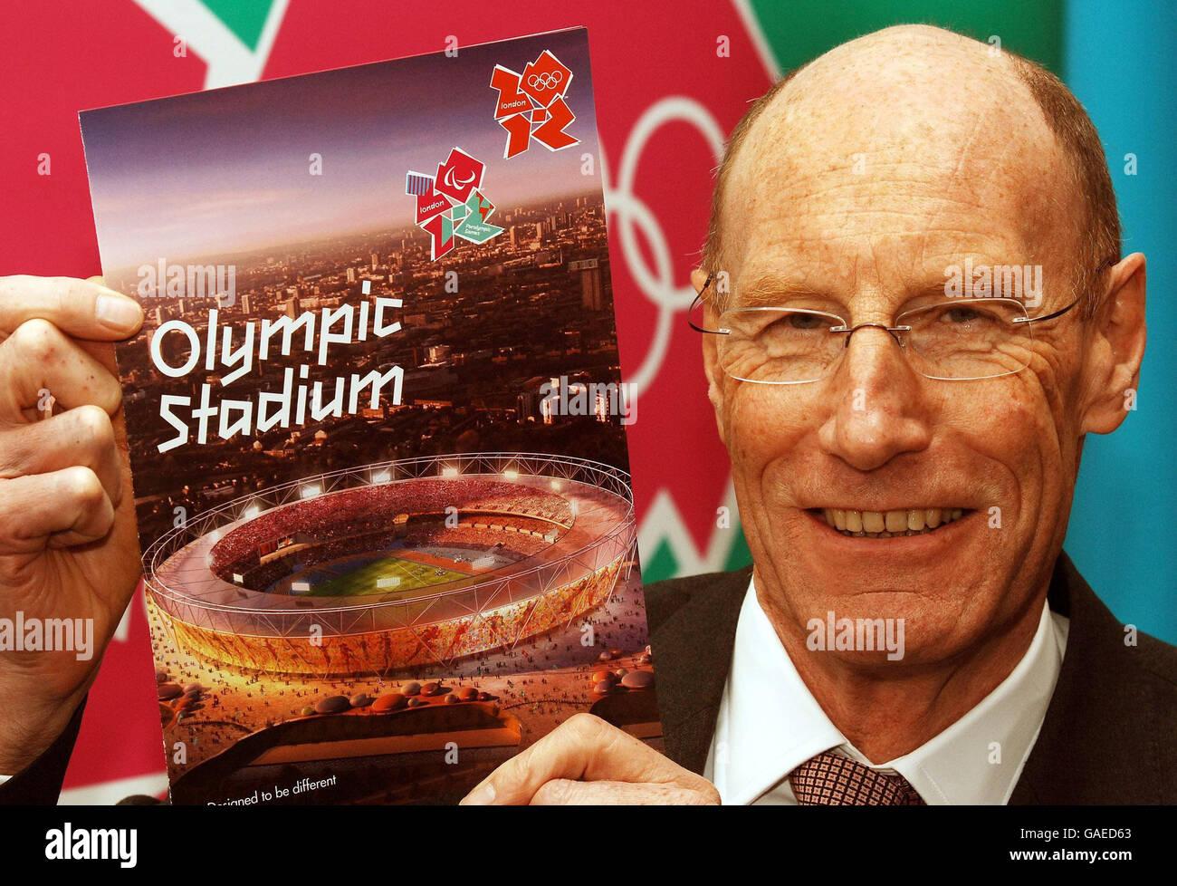 John Armitt, ODA Chairman, holds an artist's impression of the 2012 Olympic Stadium, at the site in Stratford in East London. Stock Photo