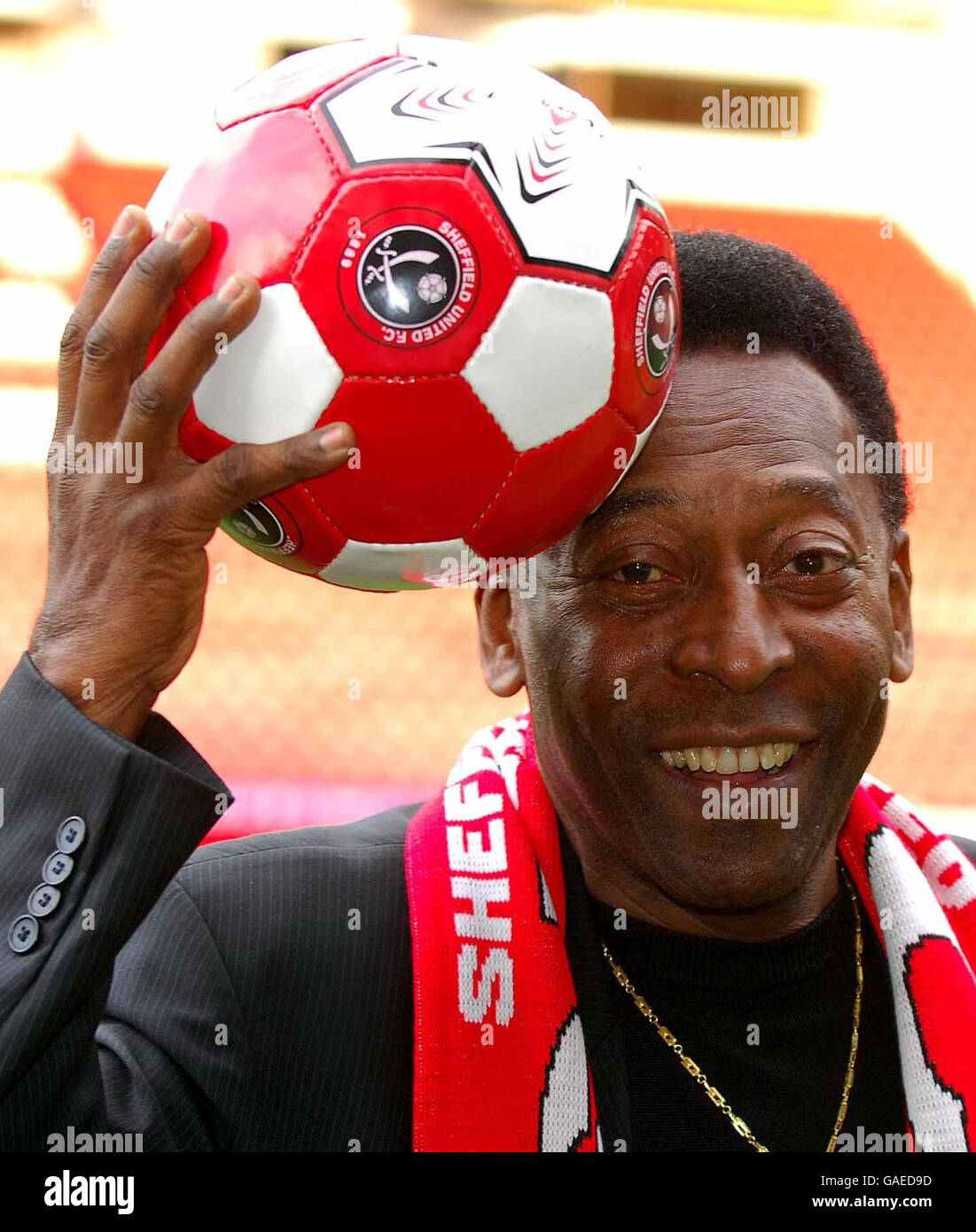 Brazilian legend pele poses for the media at bramall lane hires stock