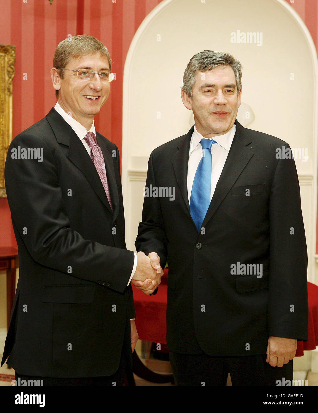 British Prime Minister Gordon Brown (right) shakes hands with Hungarian Prime Minister Ferenc Gyurcsany at Brown's London residence 10 Downing Street. Stock Photo