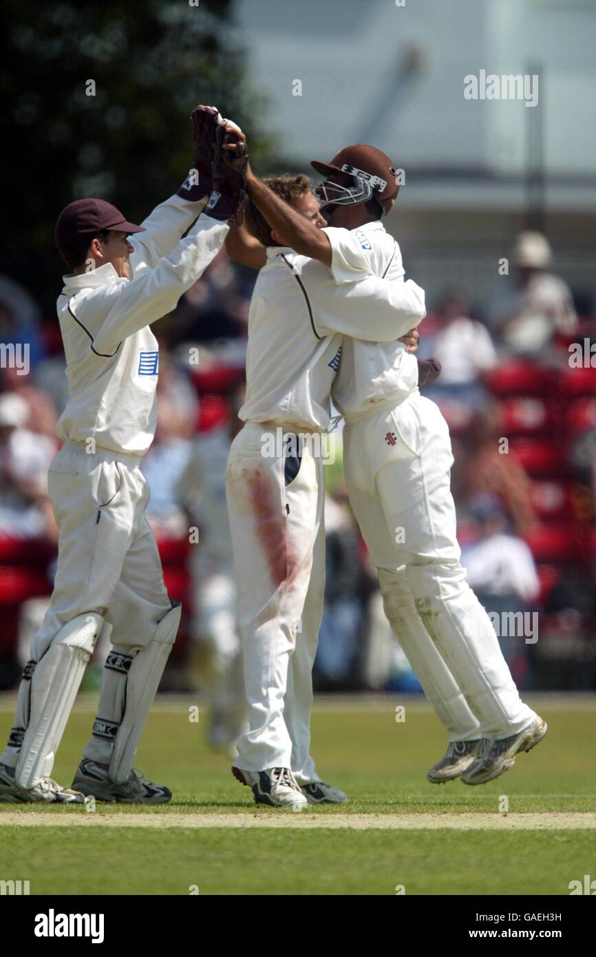 Cricket - Frizzell County Championship - Division One - Surrey v Yorkshire. Surrey's Ian Salisbury is hugged by Jonathan Batty as he congratulates Nadeem Shahid on the catch of Yorkshire's Michael Lumb Stock Photo