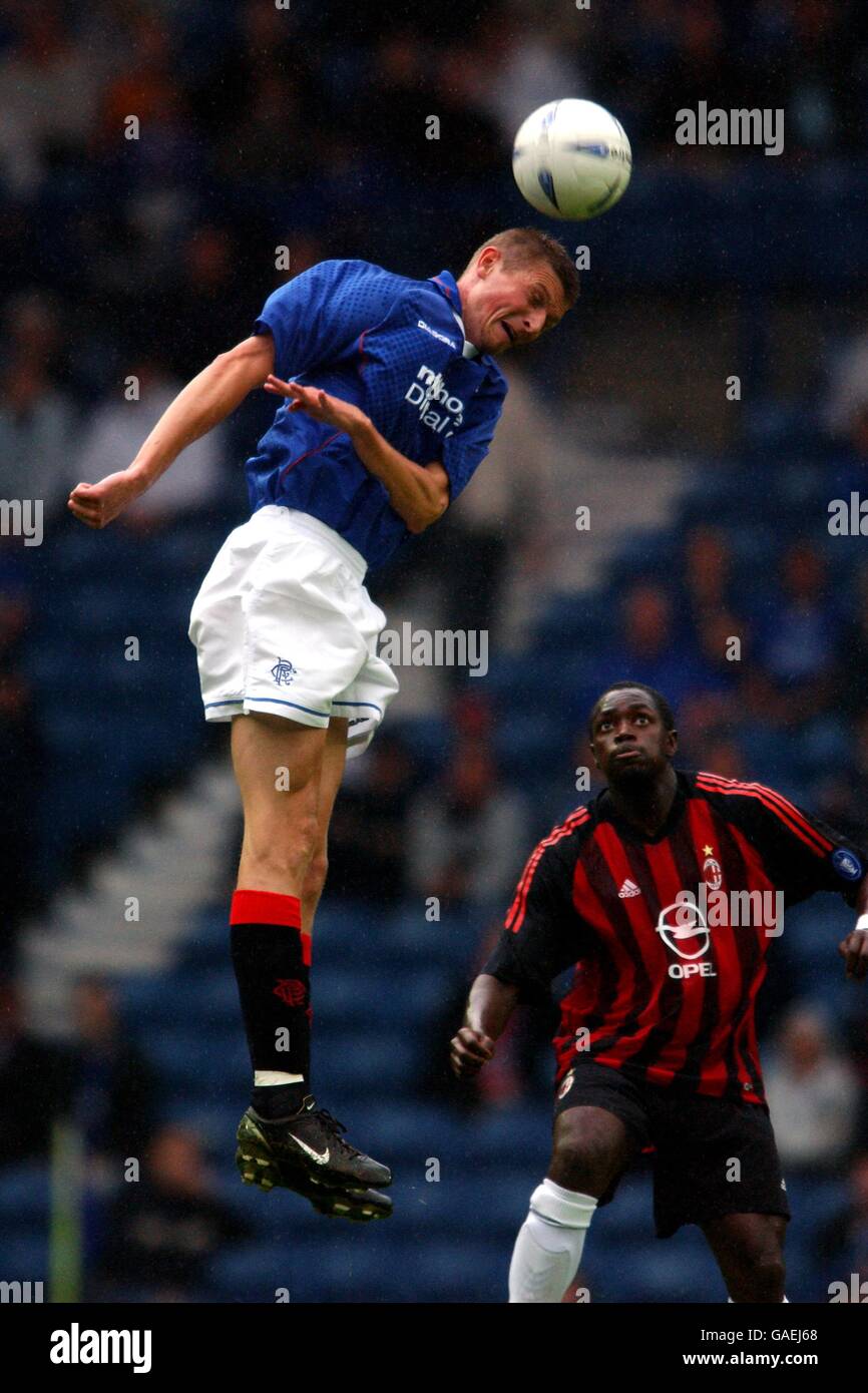 Soccer - Friendly - Rangers v AC MIlan. Rangers' Tore Andre Flo jumps to win a header Stock Photo