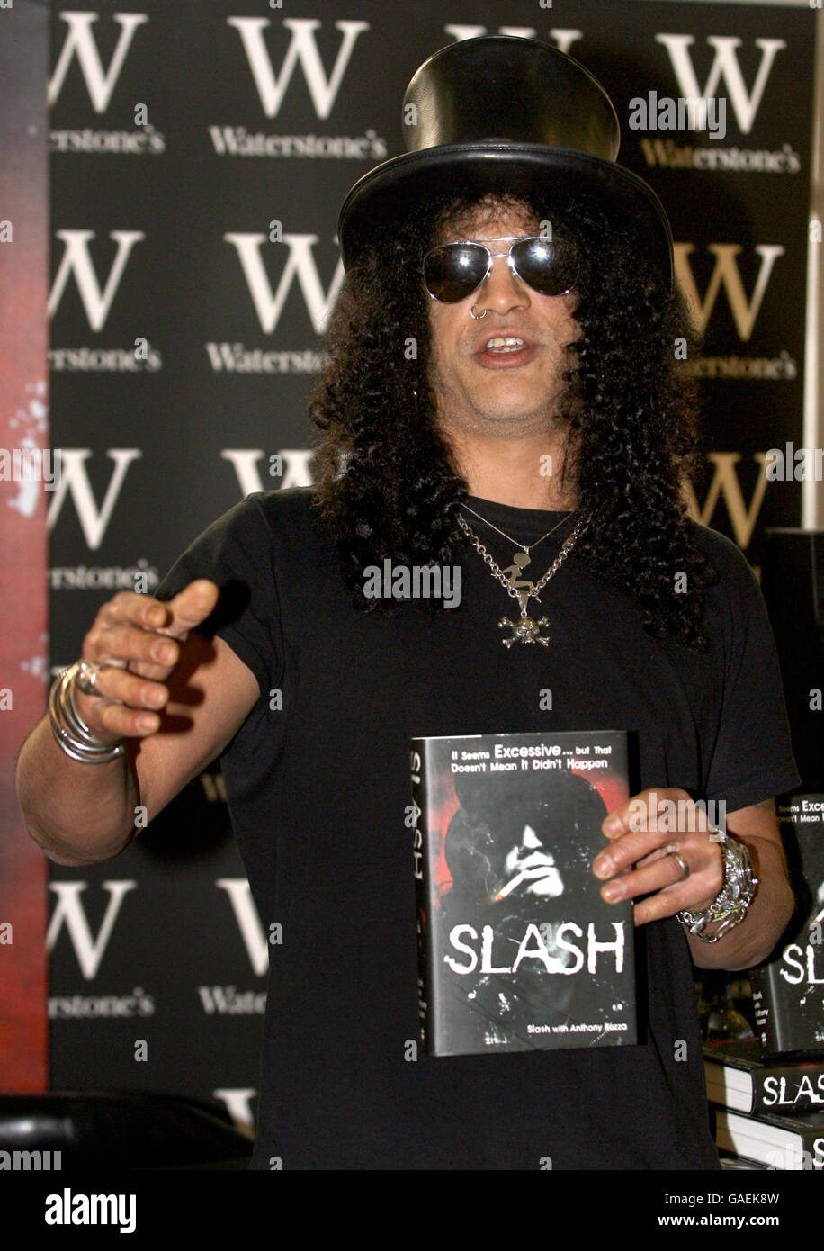 Former lead guitarist in Guns N' Roses, Slash, at Waterstone's book store  to sign copies of autobiography, 'Slash', a tell-all account of his life in  the legendary rock band Stock Photo 