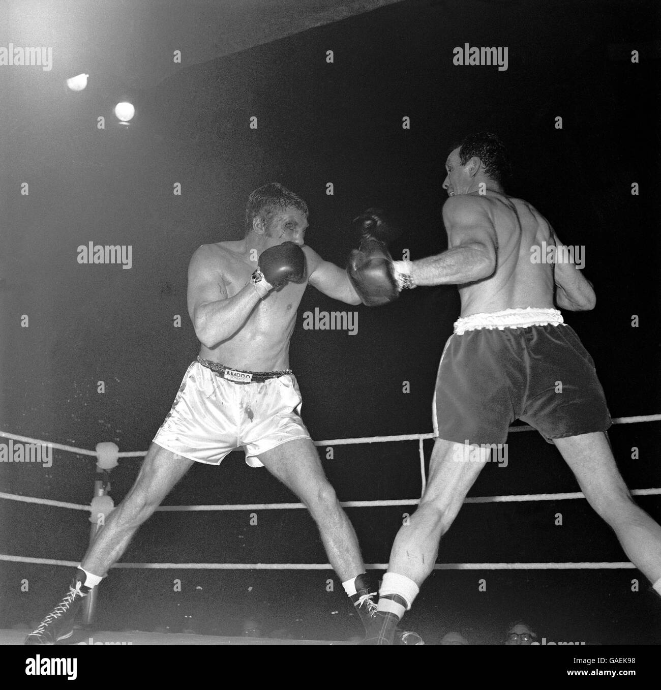 (L-R) Billy Walker and Henry Cooper slug it out Stock Photo