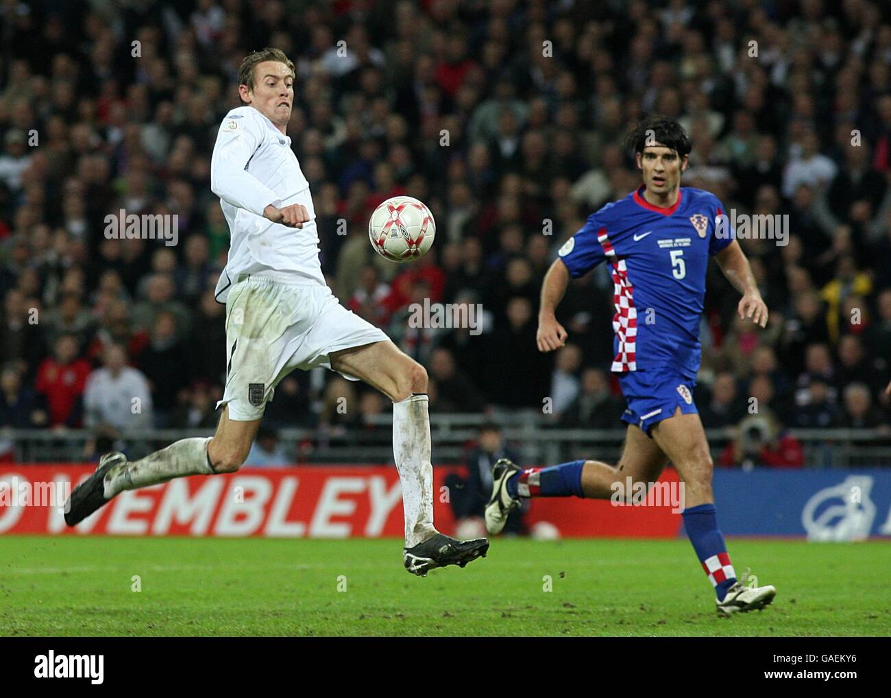 Englands Peter Crouch Scores The Equalising Goal Hi res Stock englands-peter-crouch-scores-the-equalising-goal-hi-res-stock