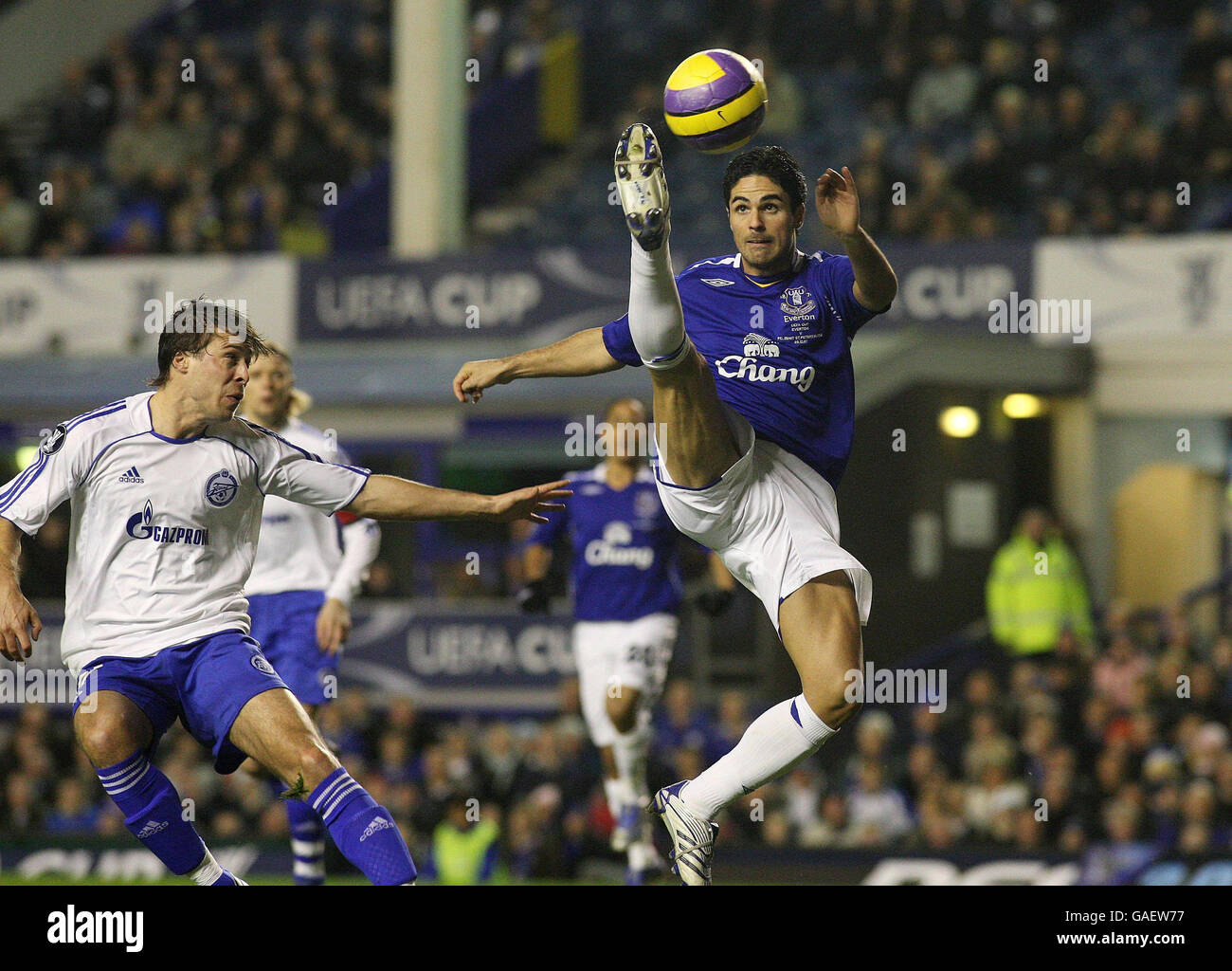 Everton's Mikel Arteta (right) battles with Zenit St Petersburg's Radek Sirl during the UEFA Cup match at Goodison Park, Liverpool. Stock Photo