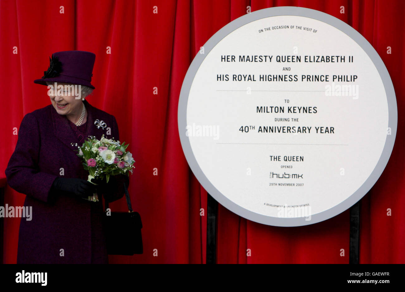 Queen elizabeth ii unveils plaque hi-res stock photography and
