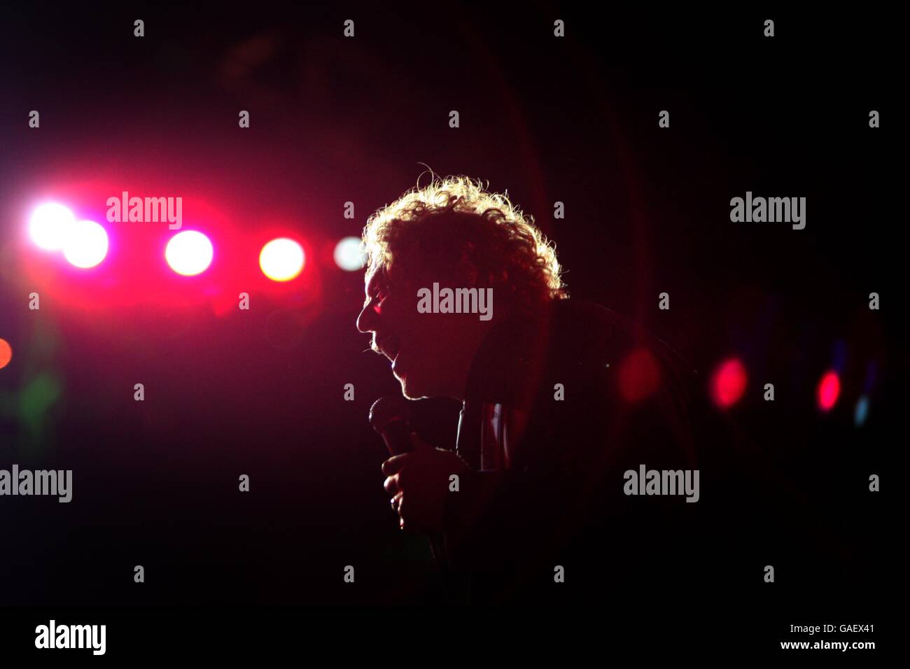 Singer Mick Hucknall of Simply Red entertains the guests after dinner Stock Photo Alamy