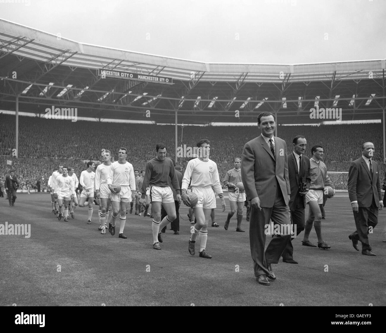 Leicester City Manager Matt Gillies leads out Captain Colin Appleton, Gordon Banks, Ian King and john Sjoberg. Manchester United Manager Matt Busby (far right) leads out Captain Noel Cantwell and Bobby Charlton for the FA Cup final. Stock Photo