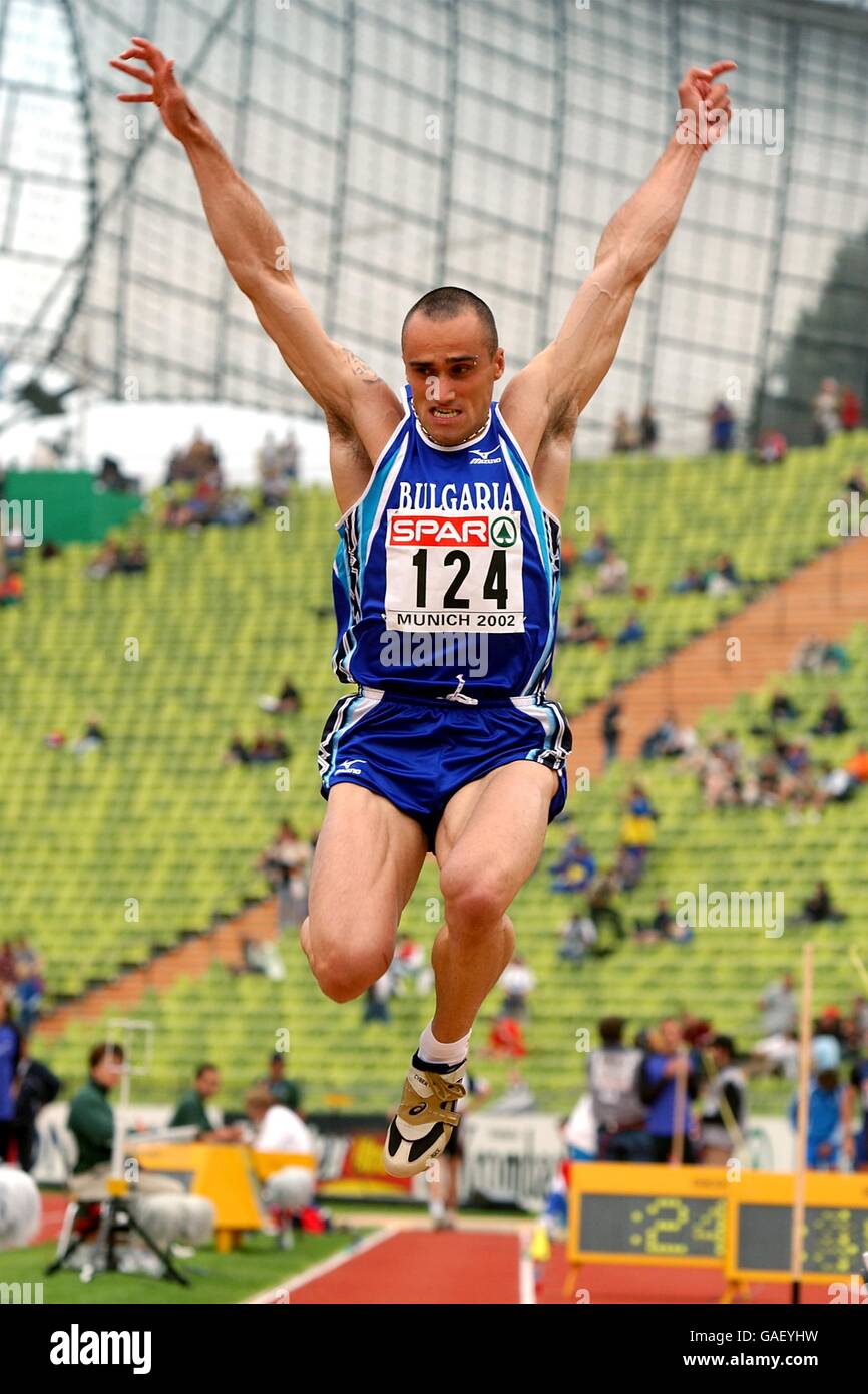 Mens long jump qualifying hires stock photography and images Alamy