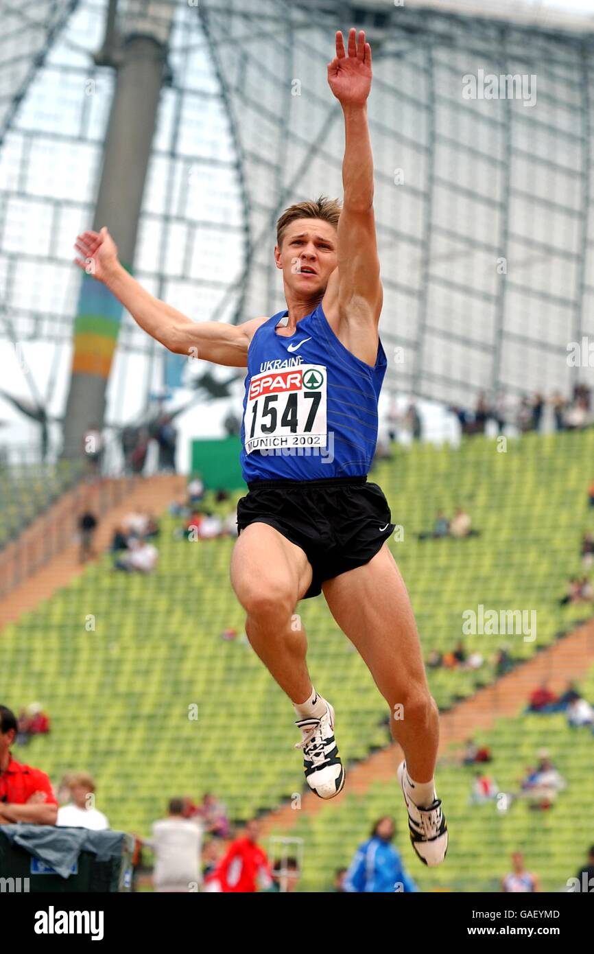 Mens long jump qualifying hires stock photography and images Alamy