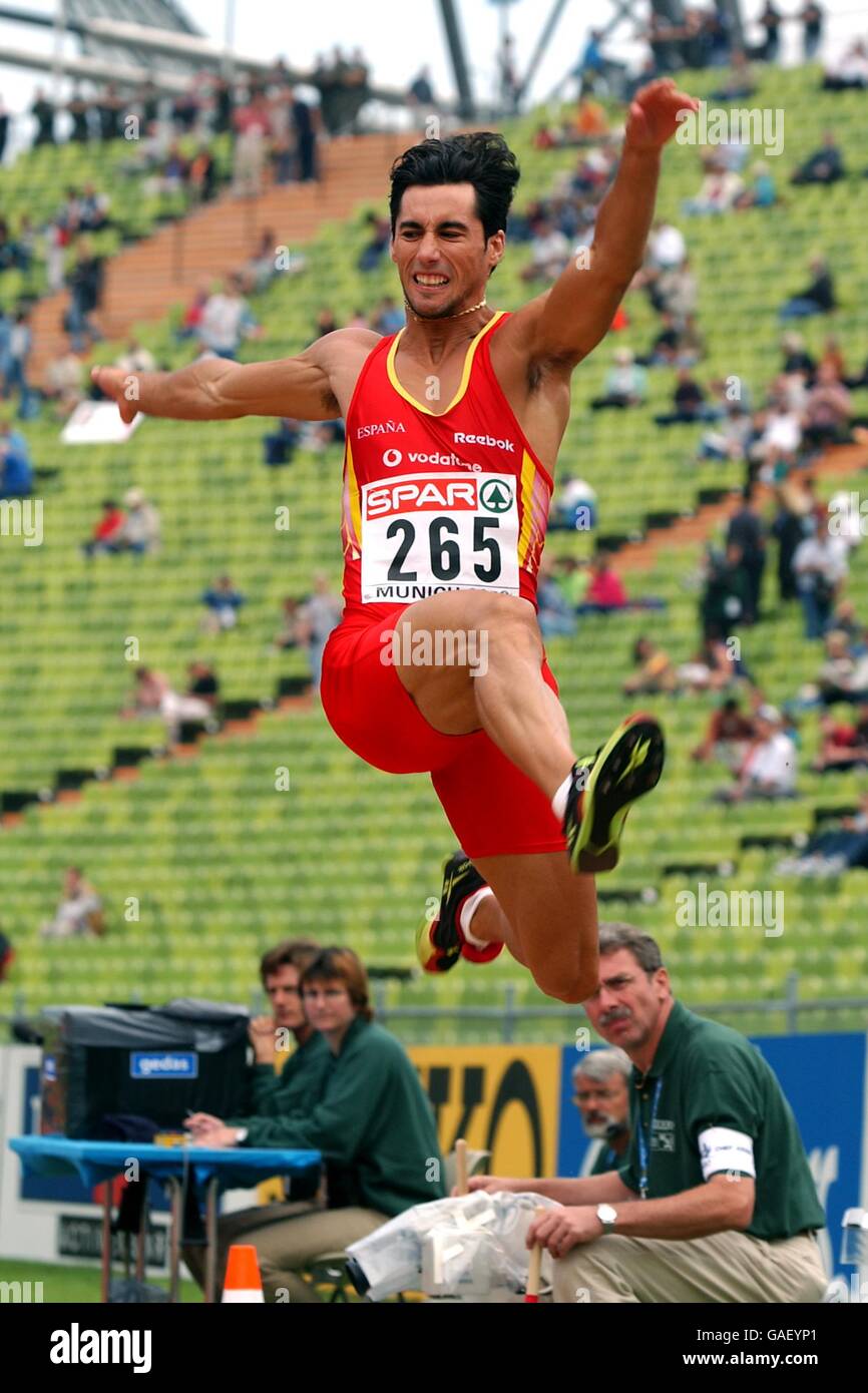 Athletics - European Athletics Championships - Munich 2002 - Men's Long Jump Qualifying. Spain's Raul Fernandez in action in the Men's Long Jump Stock Photo
