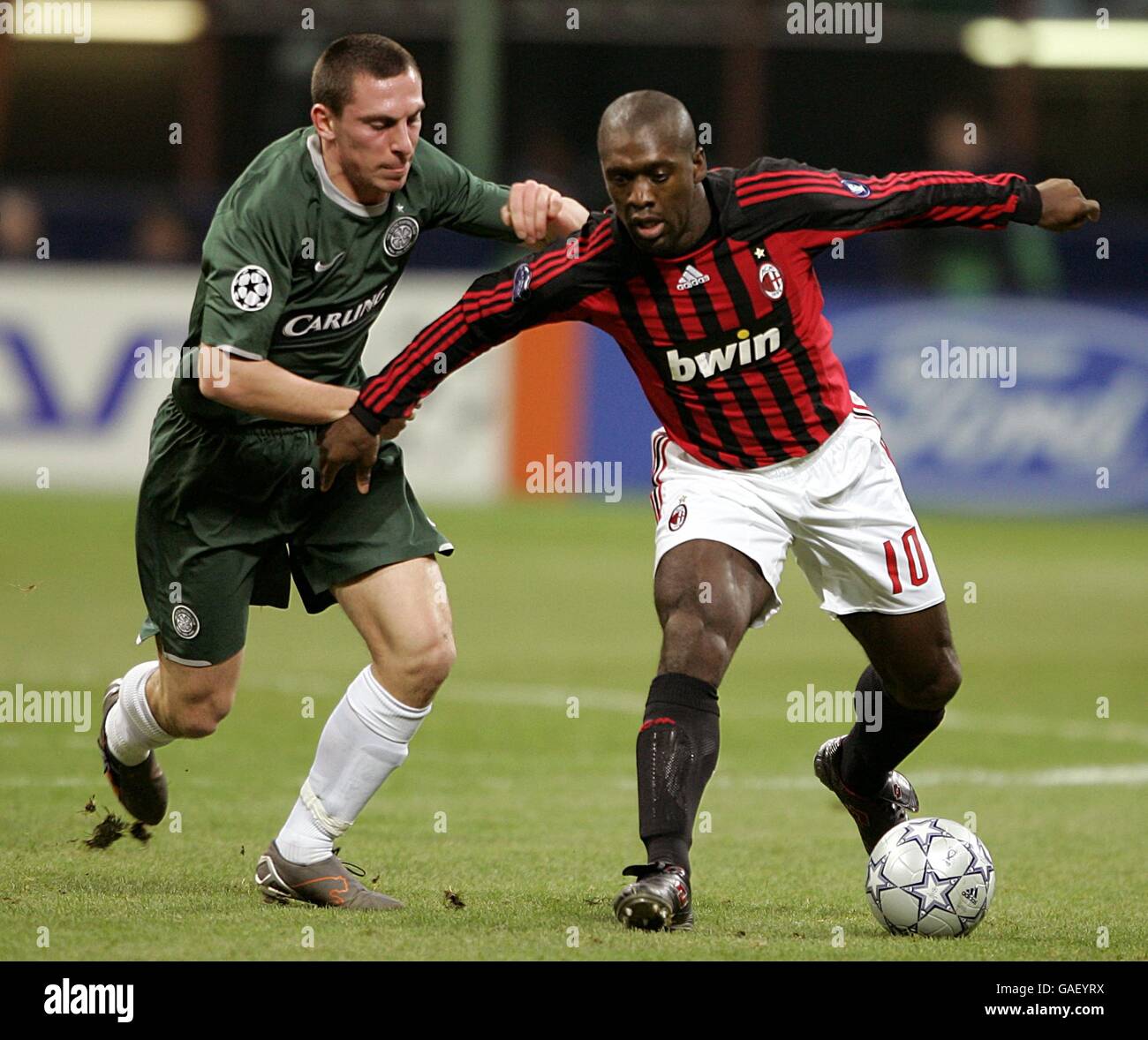 AC Milan's Clarence Seedorf (right) and Celtic's Scott Brown battle for the  ball during UEFA Champions League match at San Siro Stock Photo - Alamy