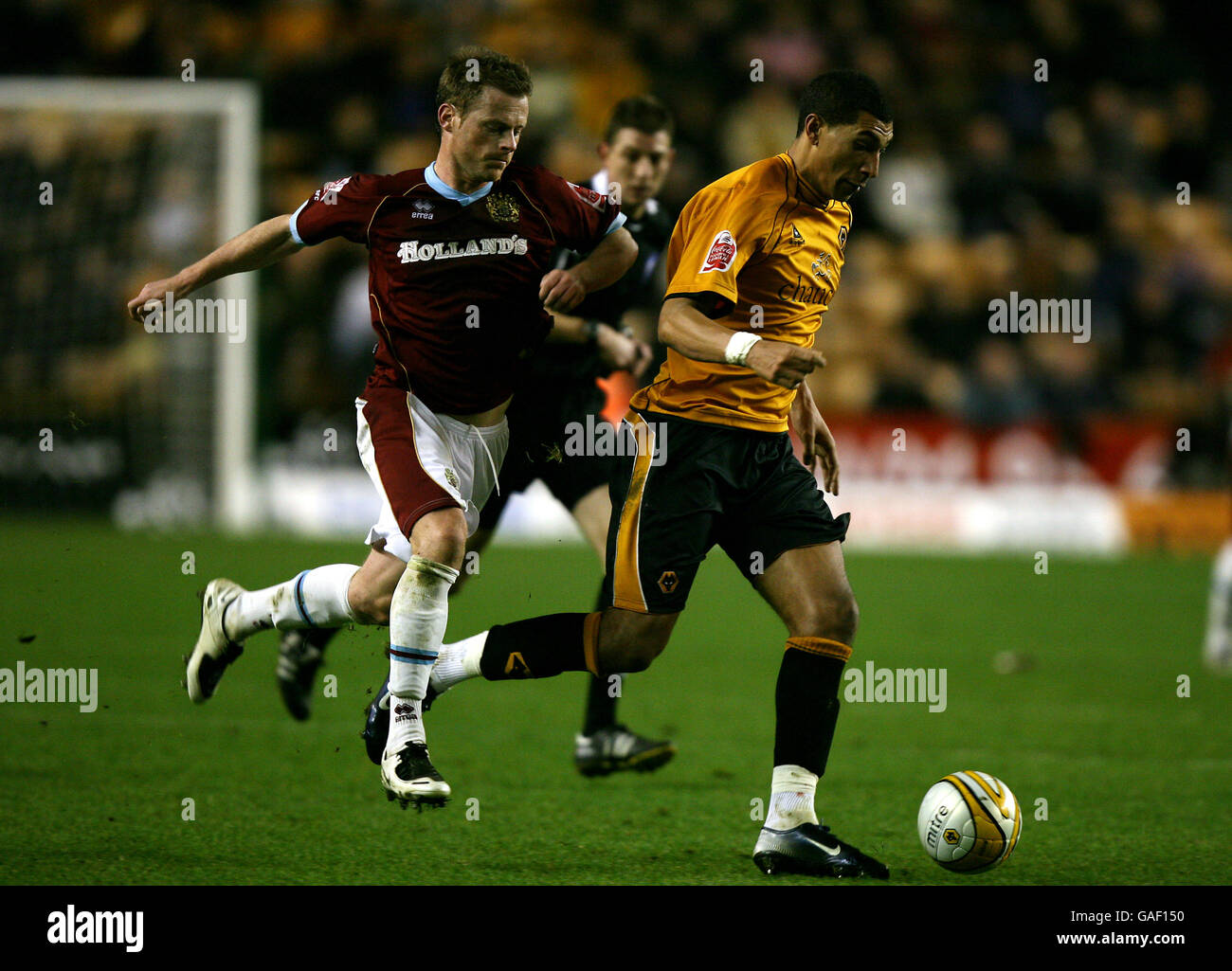 Soccer - Coca-Cola Football League Championship - Wolverhampton Wanderers v Burnley - Molineaux Stadium. Wolverhampton Wanderers' Karl Henry and Burnley's Alan Mahon Stock Photo