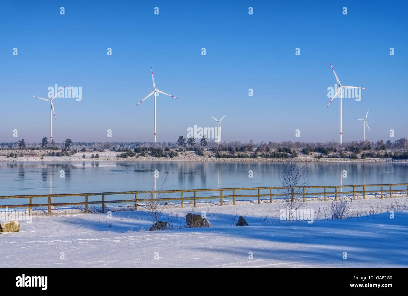 Windrad am See im Winter  - Wind turbine on lake in winter, regenerative energy Stock Photo