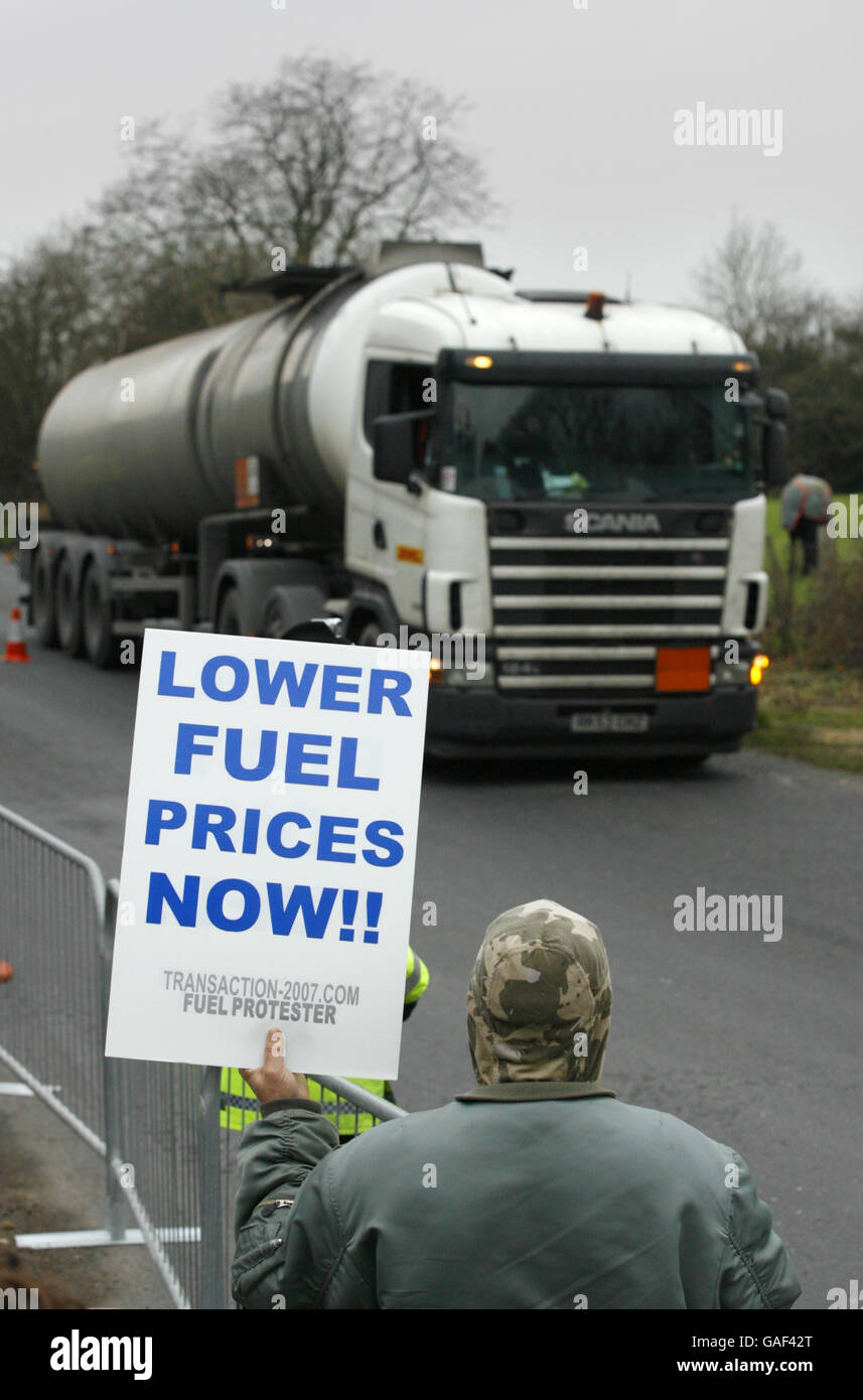 a-handful-of-fuel-protestors-from-transaction-2007-demonstrate-outside