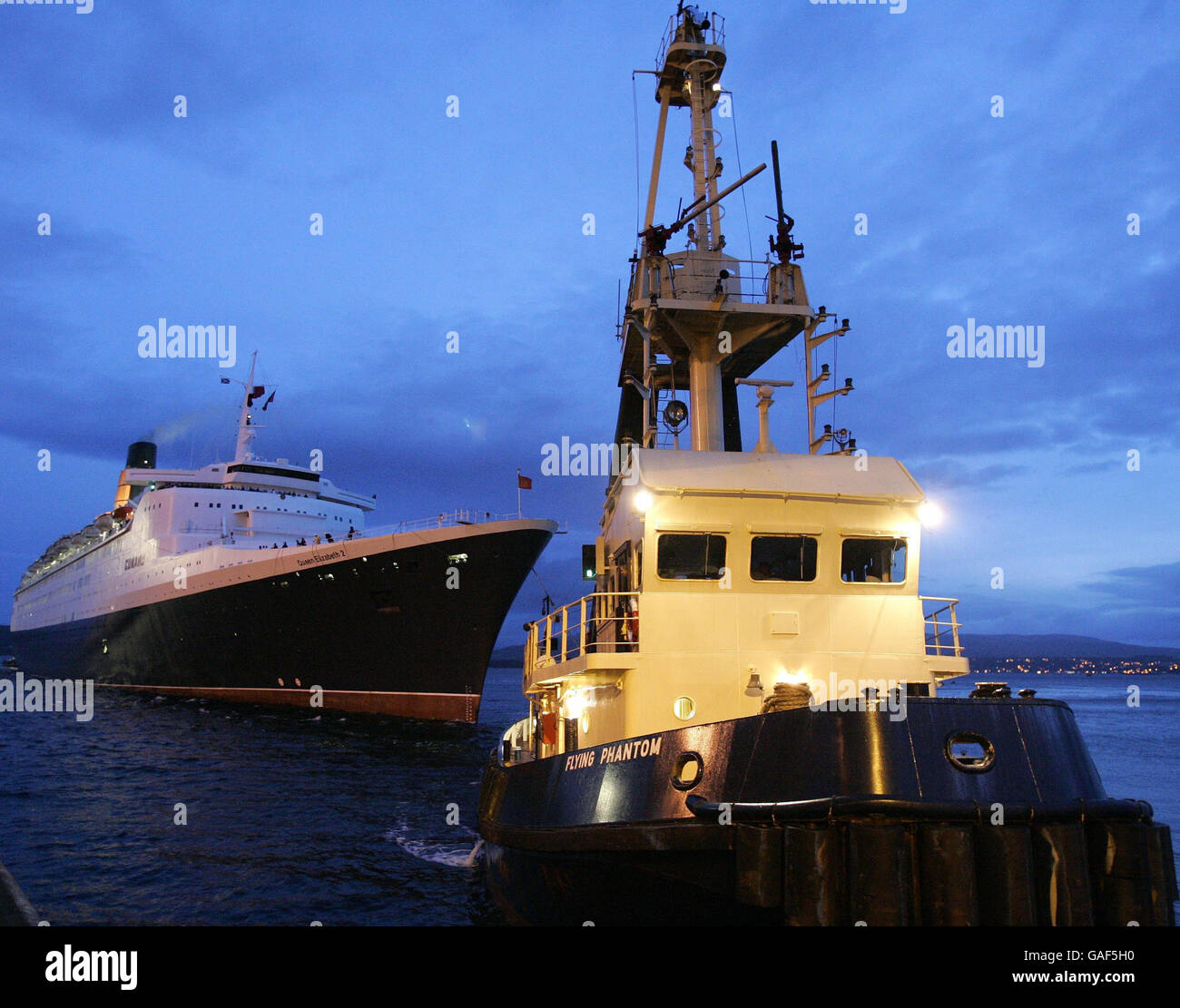 Tug capsizes in River Clyde Stock Photo Alamy