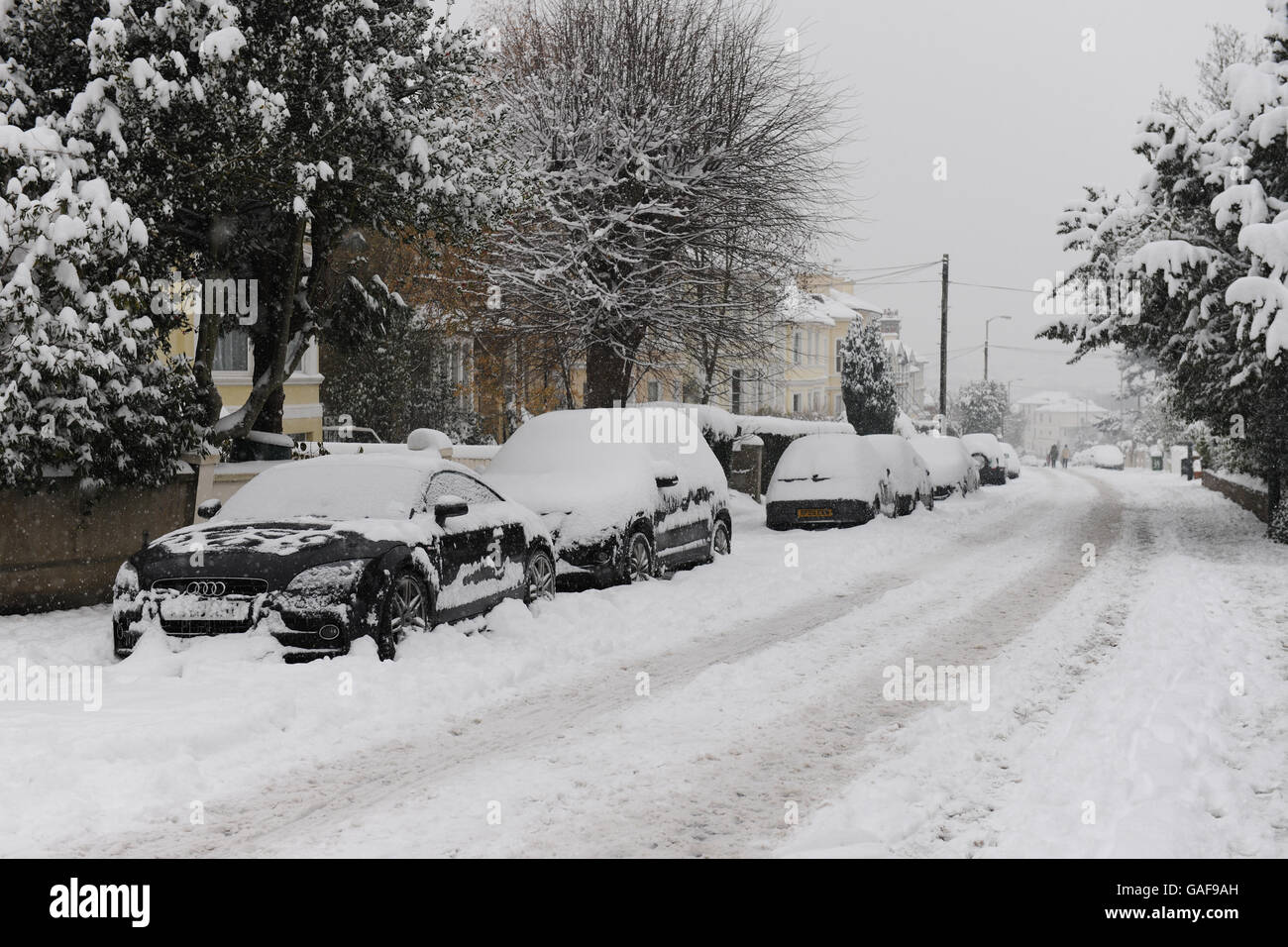 Cars parked on a snowy street in Tunbridge Wells, Kent, UK Stock Photo ...