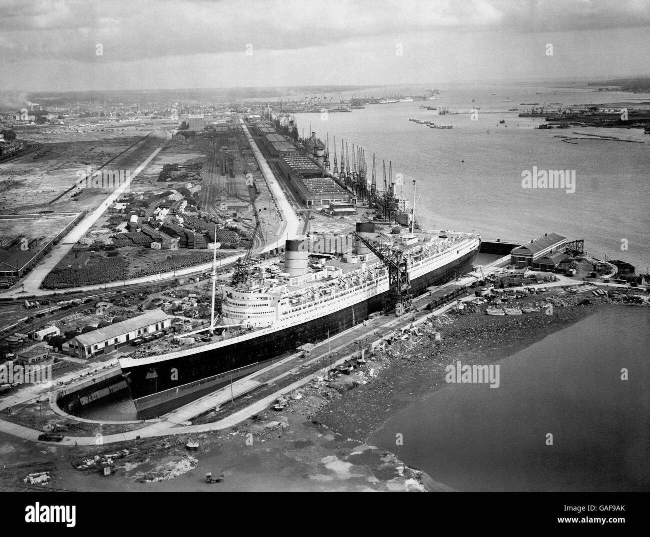 UK Transport - Sea - Liners - RMS Queen Elizabeth - Southampton - 1946 Stock Photo