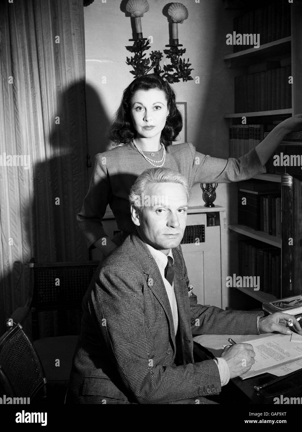 UK Entertainment - Film - Laurence Olivier and Vivien Leigh - London - 1947. British Actor Laurence Olivier with his wife actress Vivien Leigh, in their London home. Stock Photo