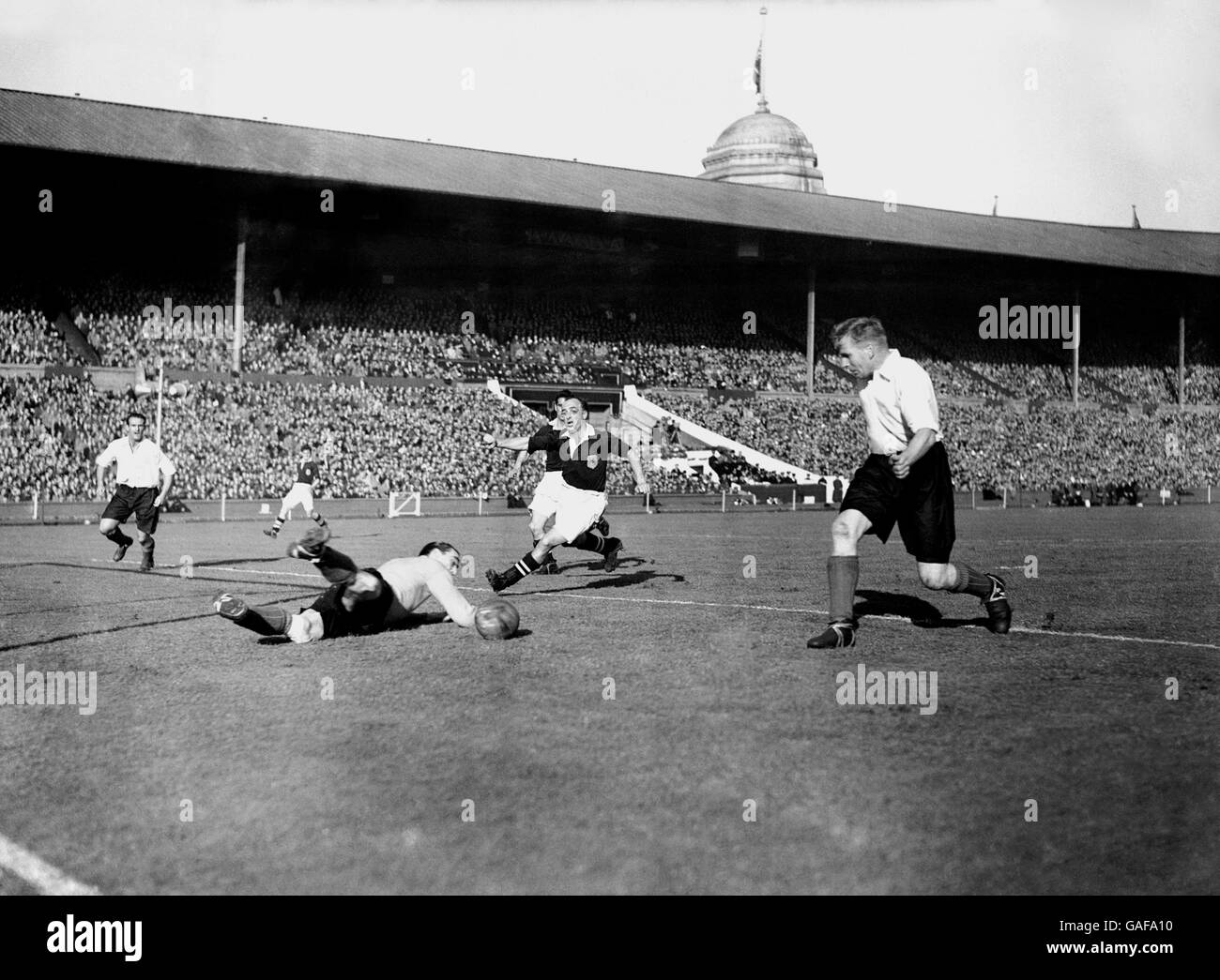 World War Two - UK & Commonwealth - Home Front - Soccer - War Time International Friendly - England v Scotland - Wembley - 1944 Stock Photo