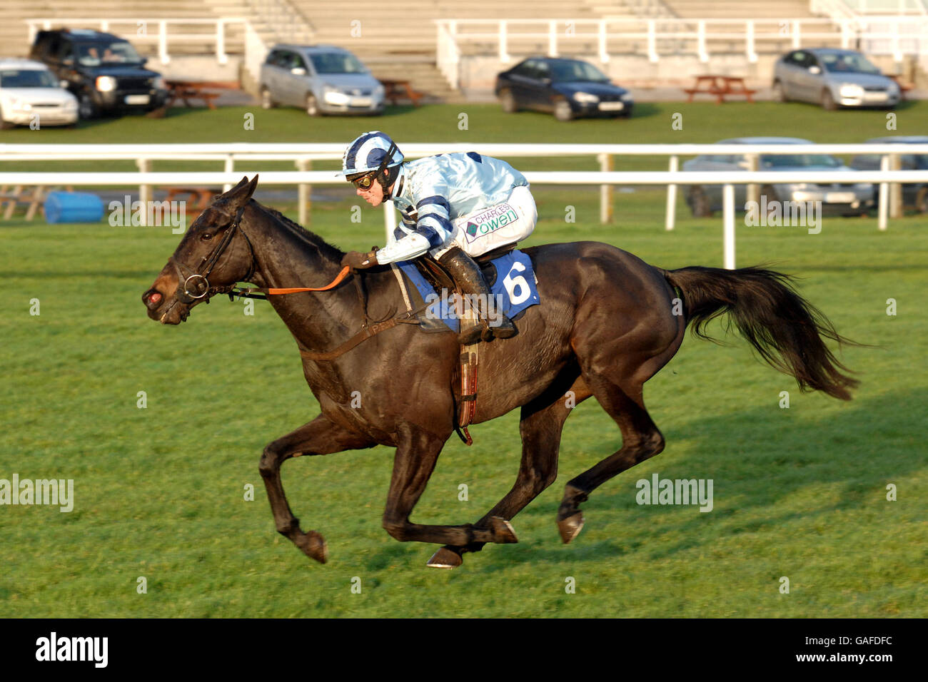 Officier de Reserve ridden by Sam Thomas on its way to winning in the Grundon Recycle Handicap Steeple Chase (class 3) Stock Photo