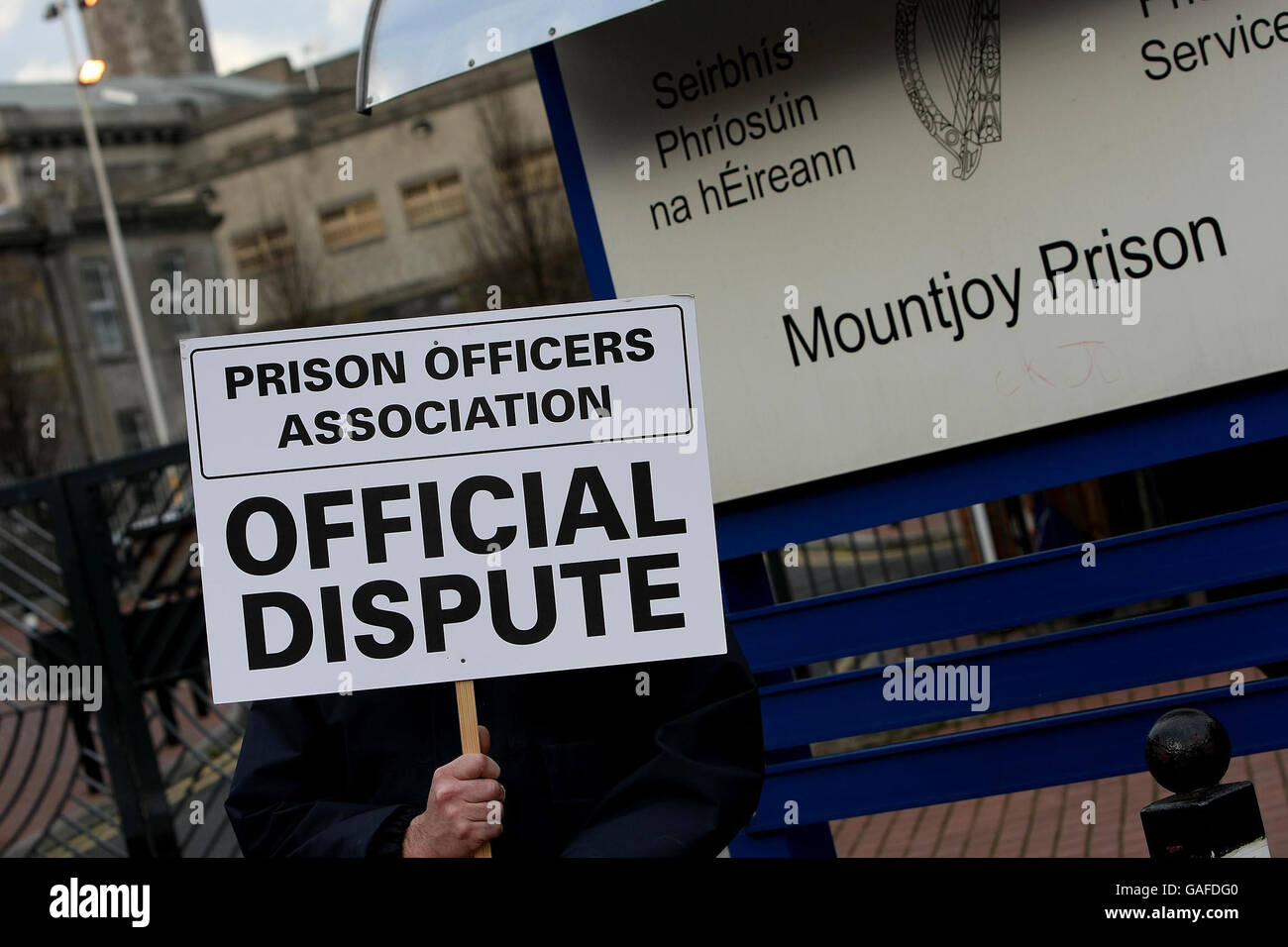 Prison officers outside Mountjoy Prison, Dublin during a second one-hour work stoppage in a row over new clocking-in arrangements. Stock Photo