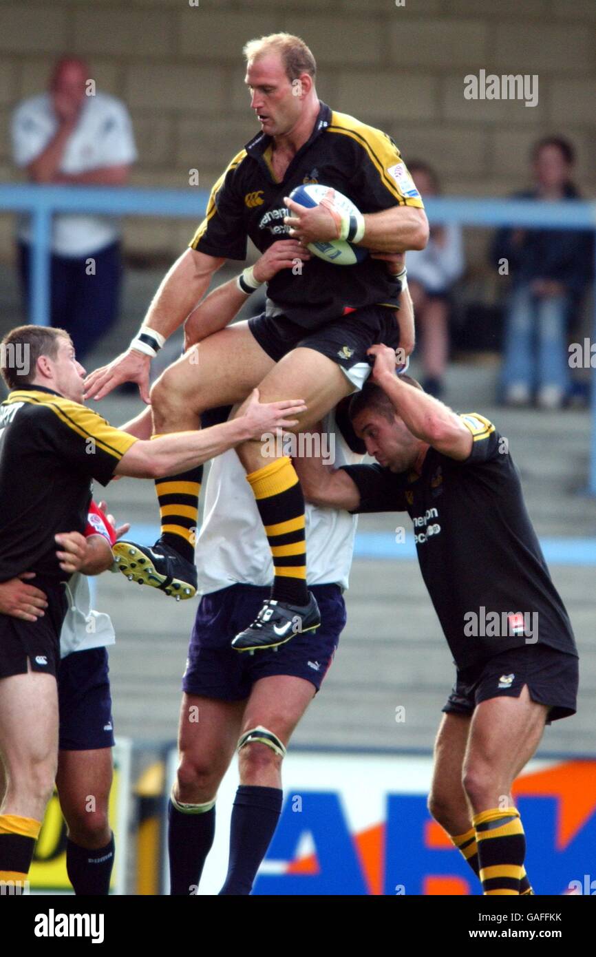 London Wasps Lawrence Dallaglio Claims The Line Out Ball Stock Photo london-wasps-lawrence-dallaglio-claims-the-line-out-ball-stock-photo