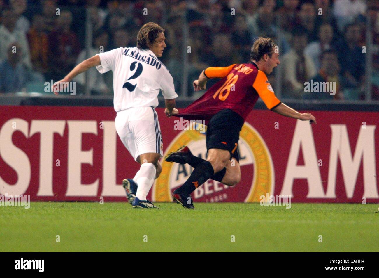 (L-R) Real Madrid's Michel Salgado holds back Roma's Antonio Cassano ...