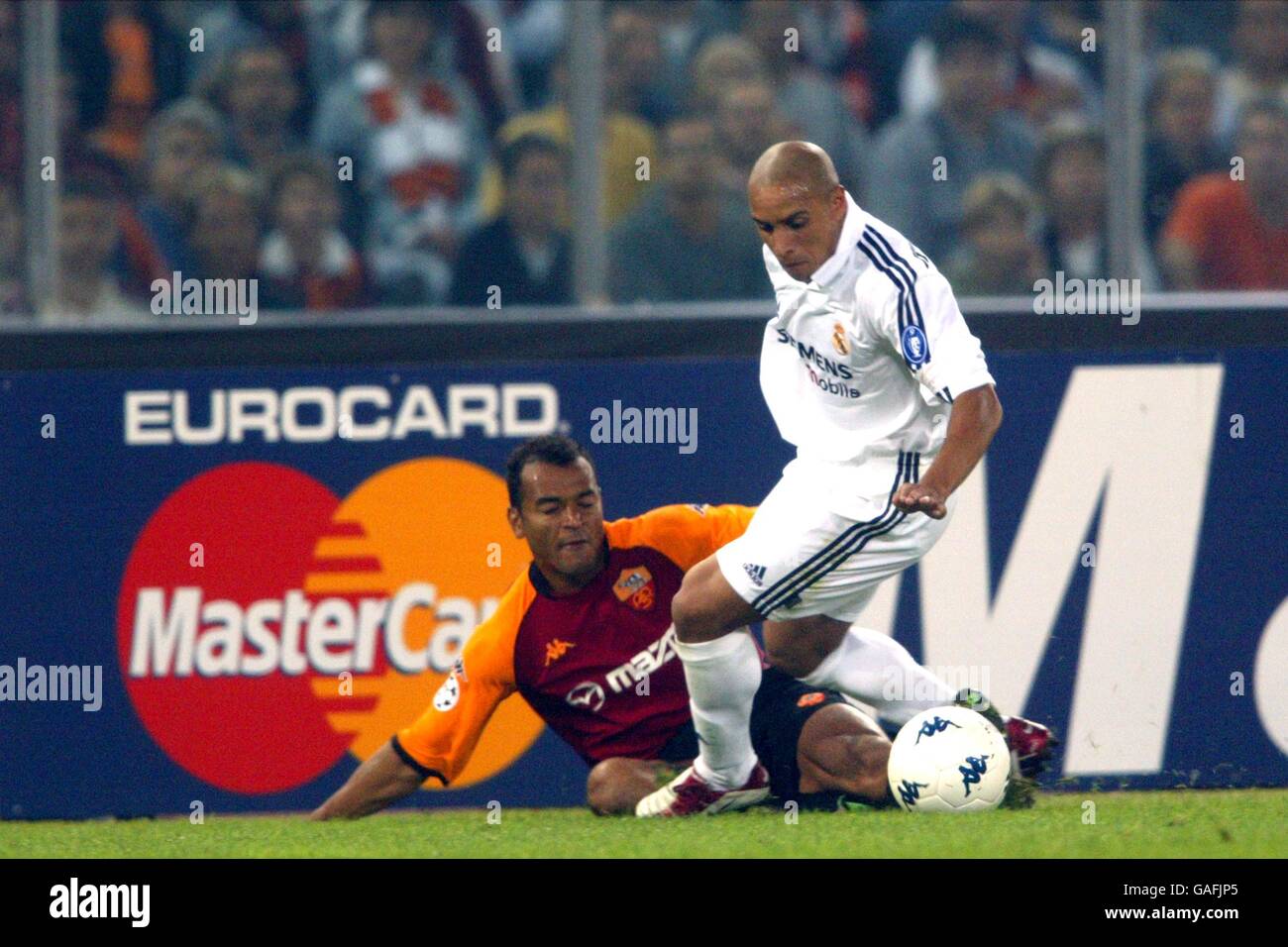 Roma v real madrid cafu hi-res stock photography and images - Alamy