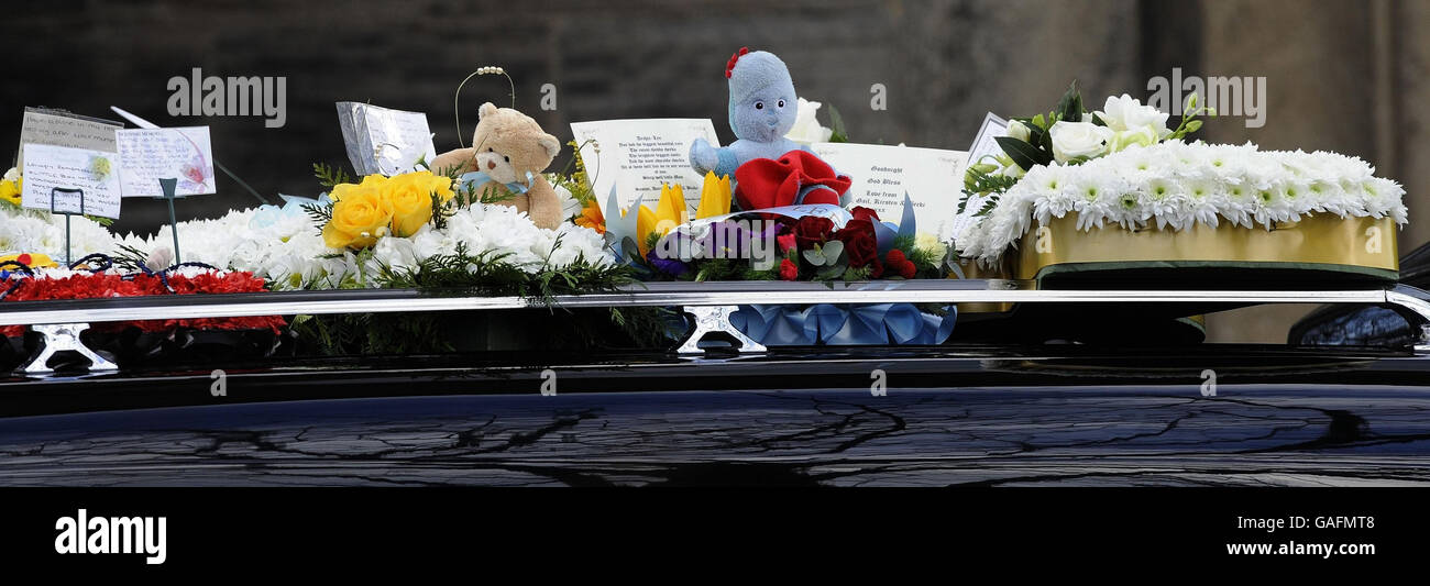 Floral tributes on top of the hearse carrying Archie Lee Hirst's coffin at St Paul's Church in Alverthorpe. Stock Photo