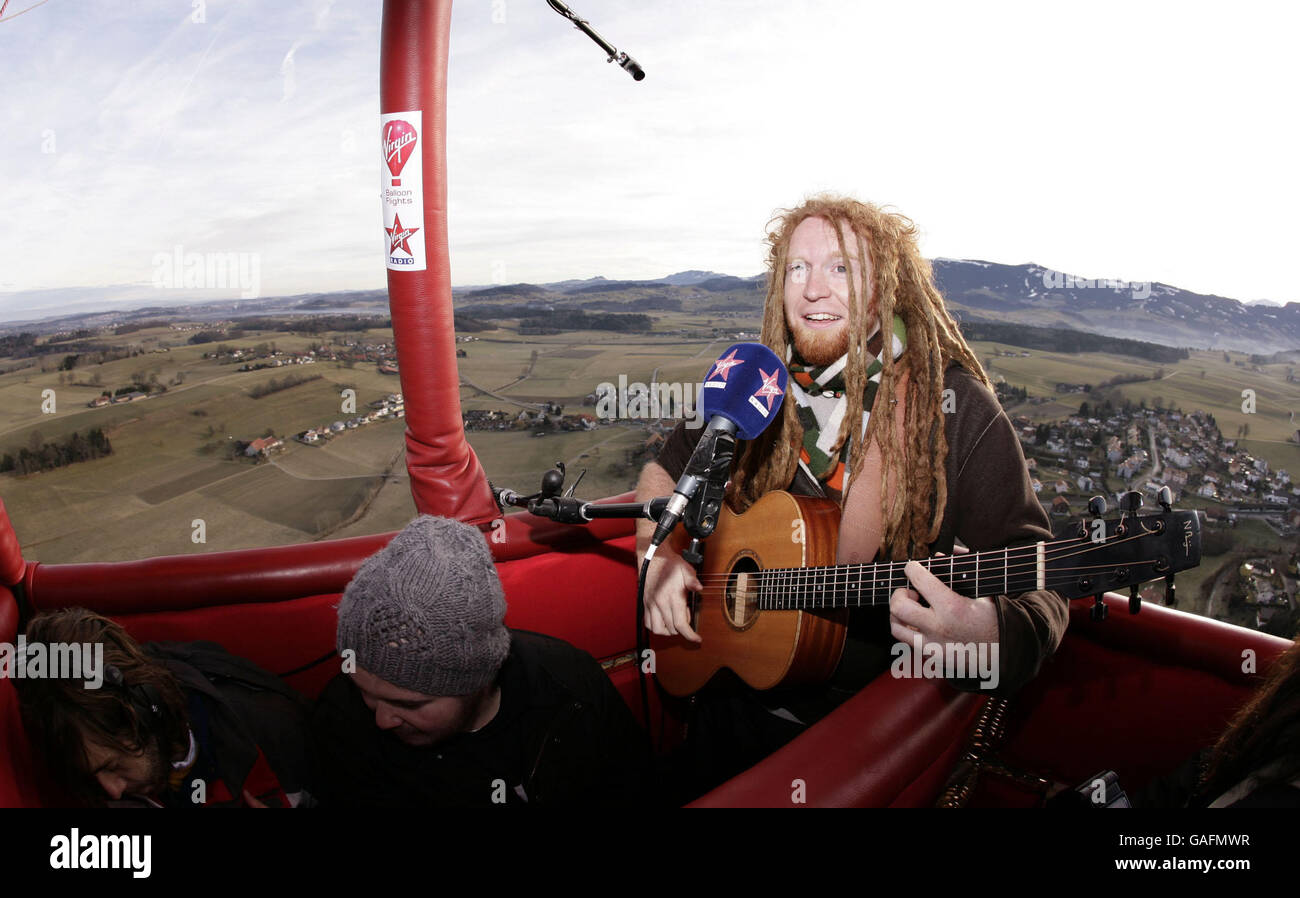 Singer-songwriter Newton Faulkner performing a Virgin Radio session gig in  a hot air balloon thousands of feet above the Swiss Alps, near Gruyere,  Switzerland Stock Photo - Alamy