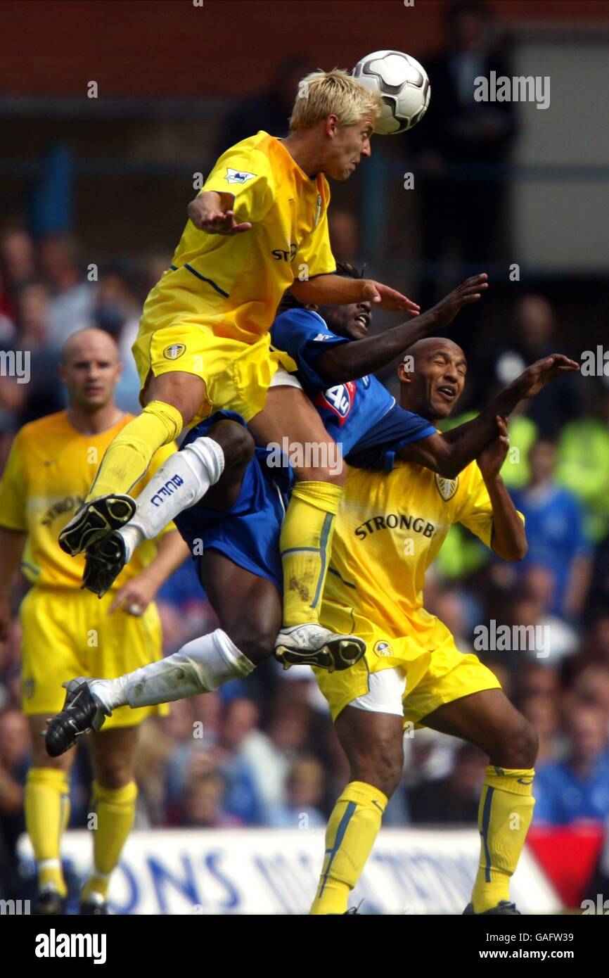 Soccer - FA Barclaycard Premiership - Birmingham City v Leeds United. Leeds United's Alan Smith jumps with Birmingham's Aliou Cisse and teammate Olivier Dacourt Stock Photo