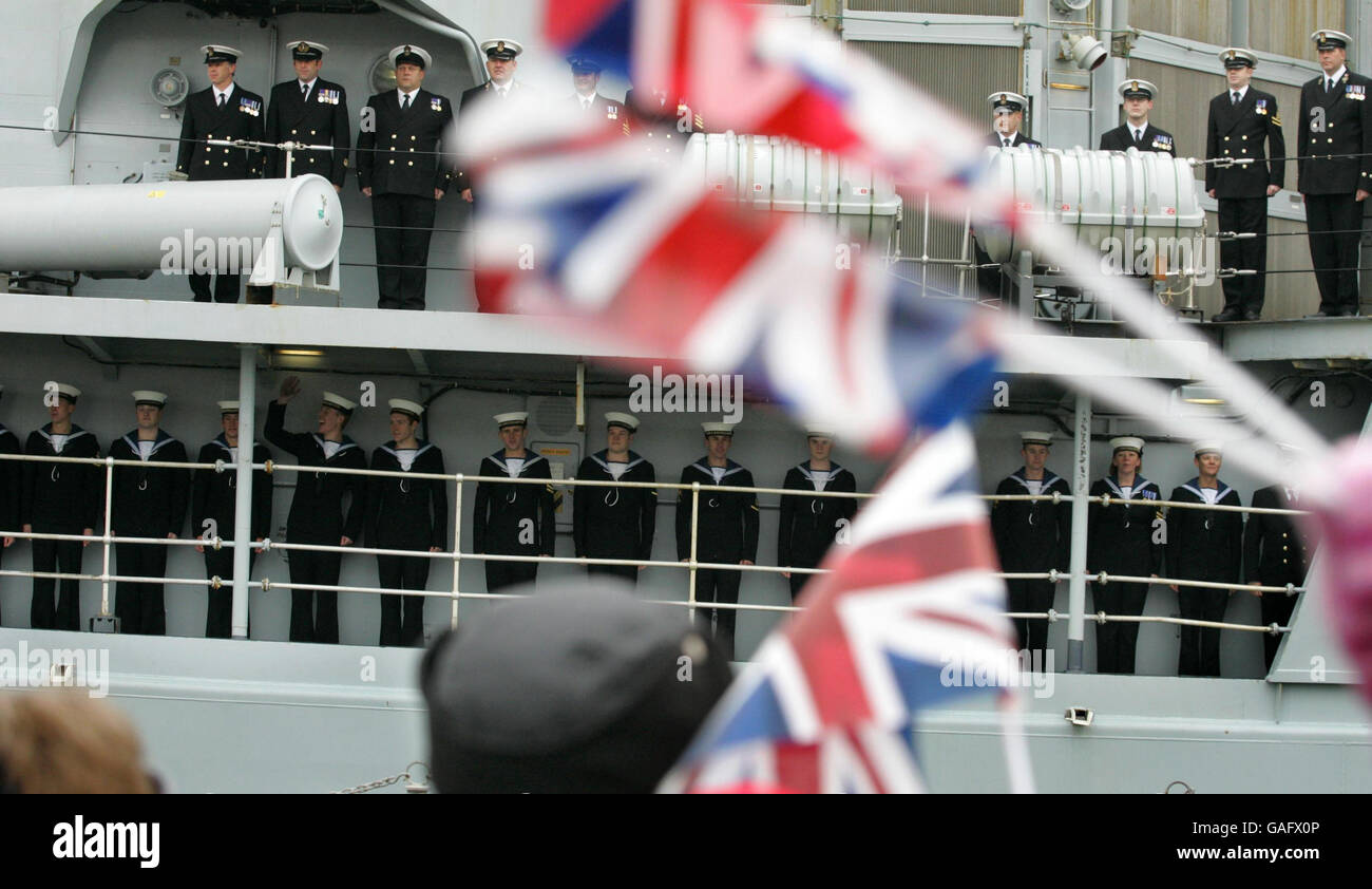 Navy personnel return from the Falklands for Christmas Stock Photo Alamy