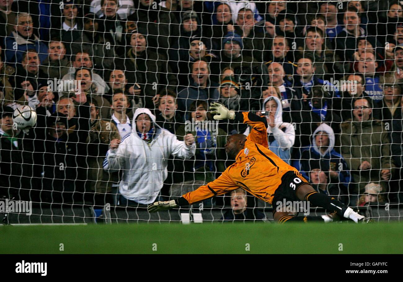 Soccer - Carling Cup - Quarter Final - Chelsea v Liverpool - Stamford Bridge. Liverpool goalkeeper Charles Itandje fails to stop Chelsea's Frank Lampard from scoring the opening goal Stock Photo