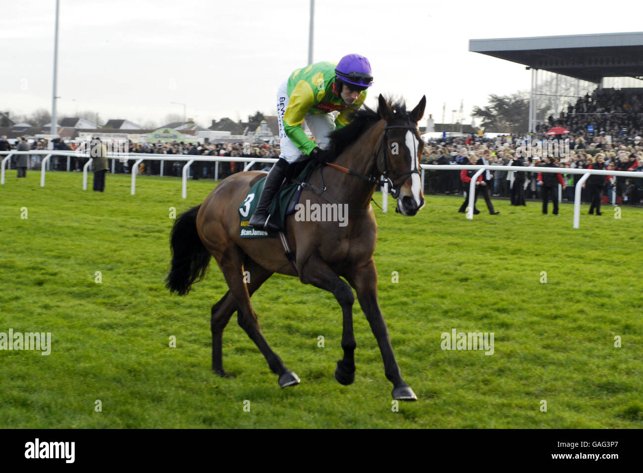 Horse Racing - Kempton Park Racecourse. Kauto Star ridden by Ruby Walsh in the Stan James King George VI Chase (Grade 1) Stock Photo