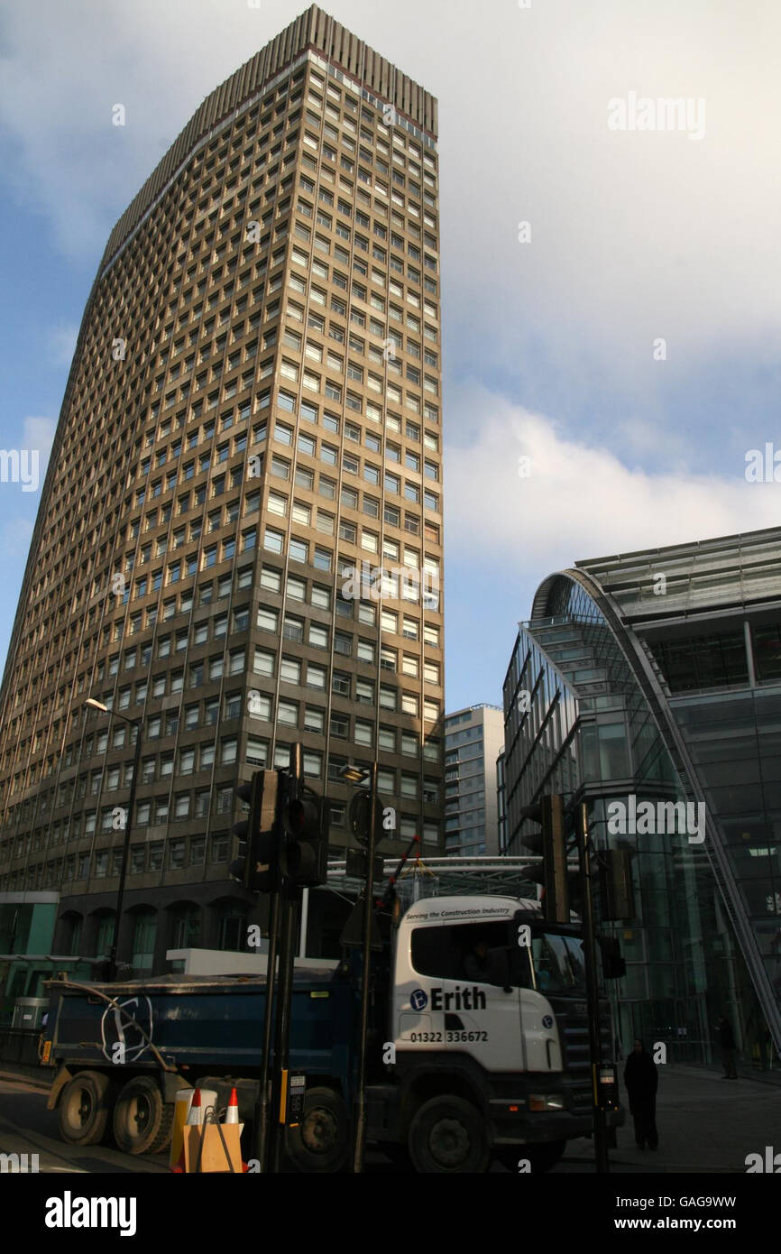 Man arrested after 20 storey climb hi-res stock photography and images