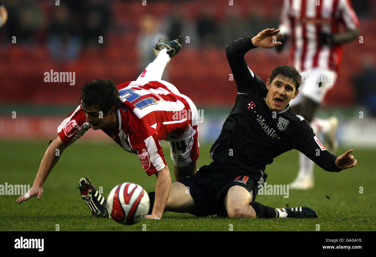 Stoke City's Danny Pugh (left) and West Bromwich Albion's Zoltan Gera in a challenge during the Coca-Cola Football League Championship match at the Britannia Stadium, Stoke-on-Trent. Stock Photo