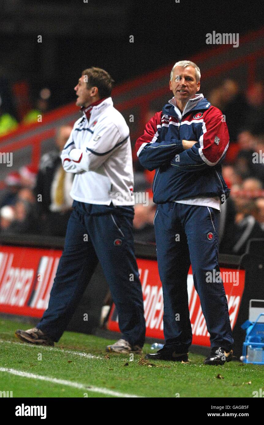 Soccer - Coca-Cola Football League Championship - Charlton Athletic v Hull City - The Valley. Charlton Athletic manager Alan Pardew and assistnat manager Phil Parkinson ont he touchline Stock Photo