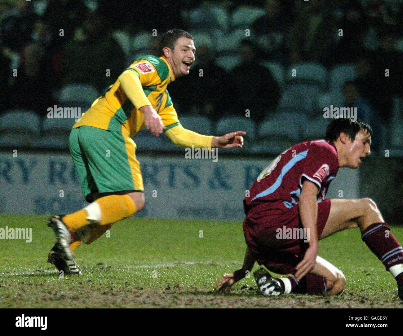 Norwich's Jamie Cureton (l) turns to celebrate his goal during the Coca-Cola Football League Championship match at Glanford Park, Scunthorpe. Stock Photo