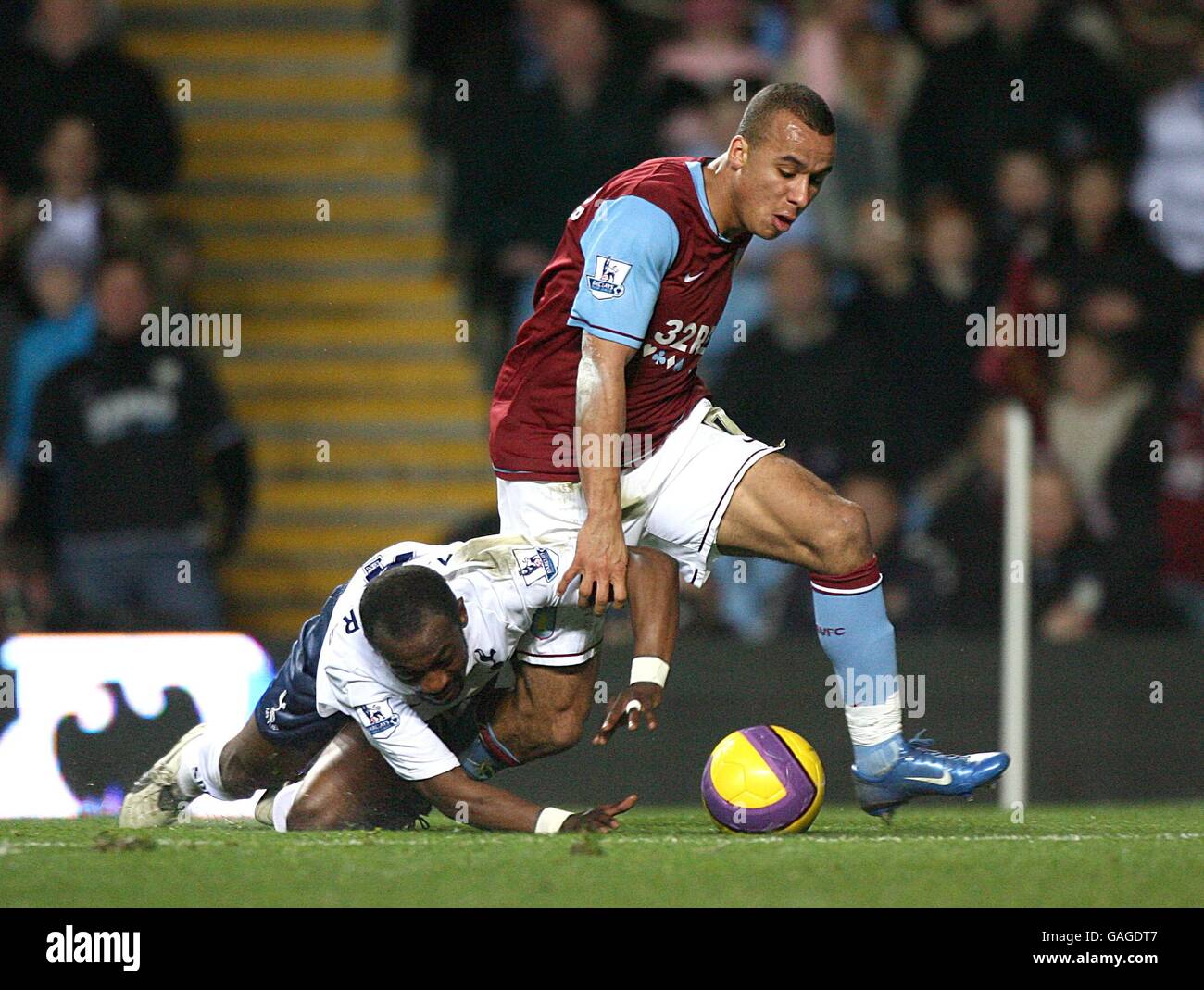 Soccer - Barclays Premier League - Aston Villa v Tottenham Hotspur - Villa Park. Tottenham Hotspur's Didier Zokora (l) and Aston Villa's Gabriel Agbonlahor (r) battle for the ball Stock Photo