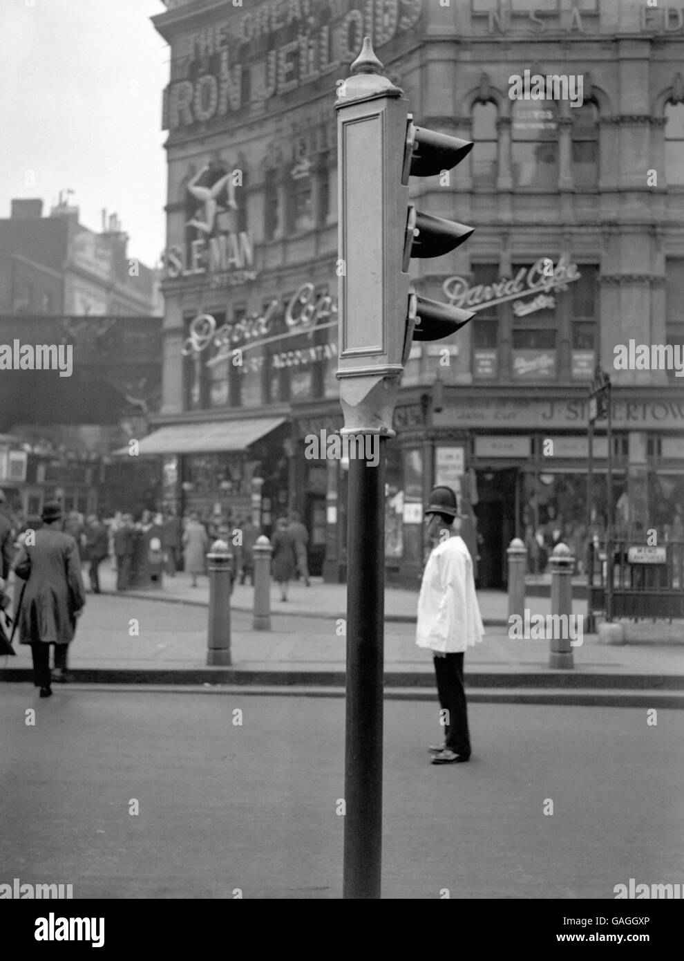 British Transport - Road - Traffic Signals - London - 1932. The new traffic signalling device at Ludgate Circus. Stock Photo