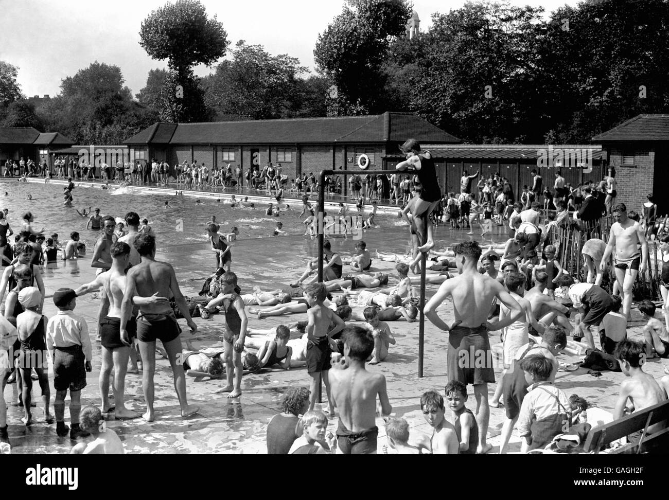 Summer Weather  - Heatwave - Kennington Park, London - 1932 Stock Photo