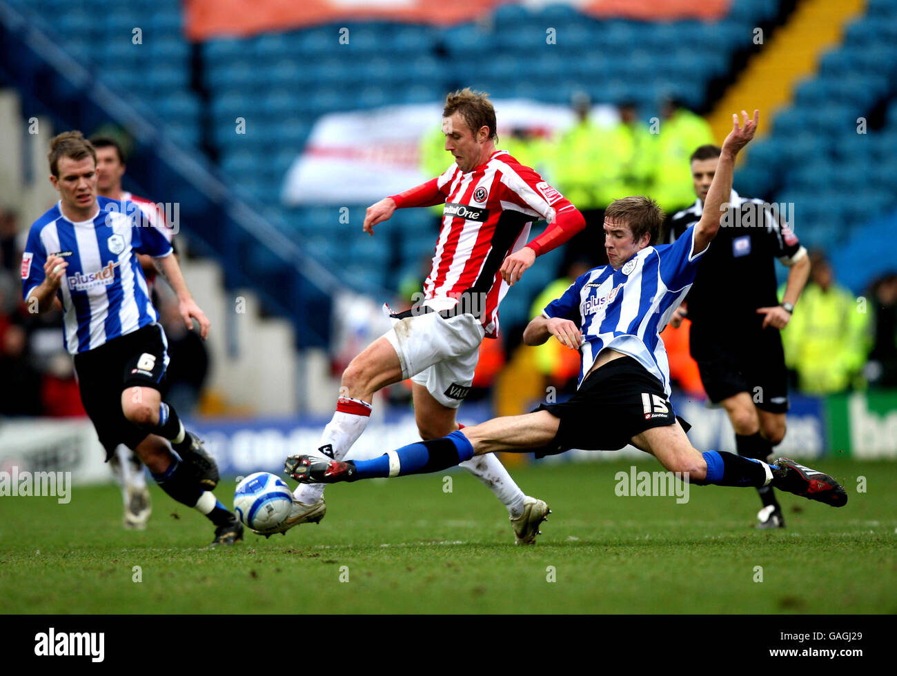 Sheffield United's Rob Hulse is tackled by Sheffield Wednesday's Mark Beevers during the Coca-Cola Championship match at Hillsborough, Sheffield. Stock Photo