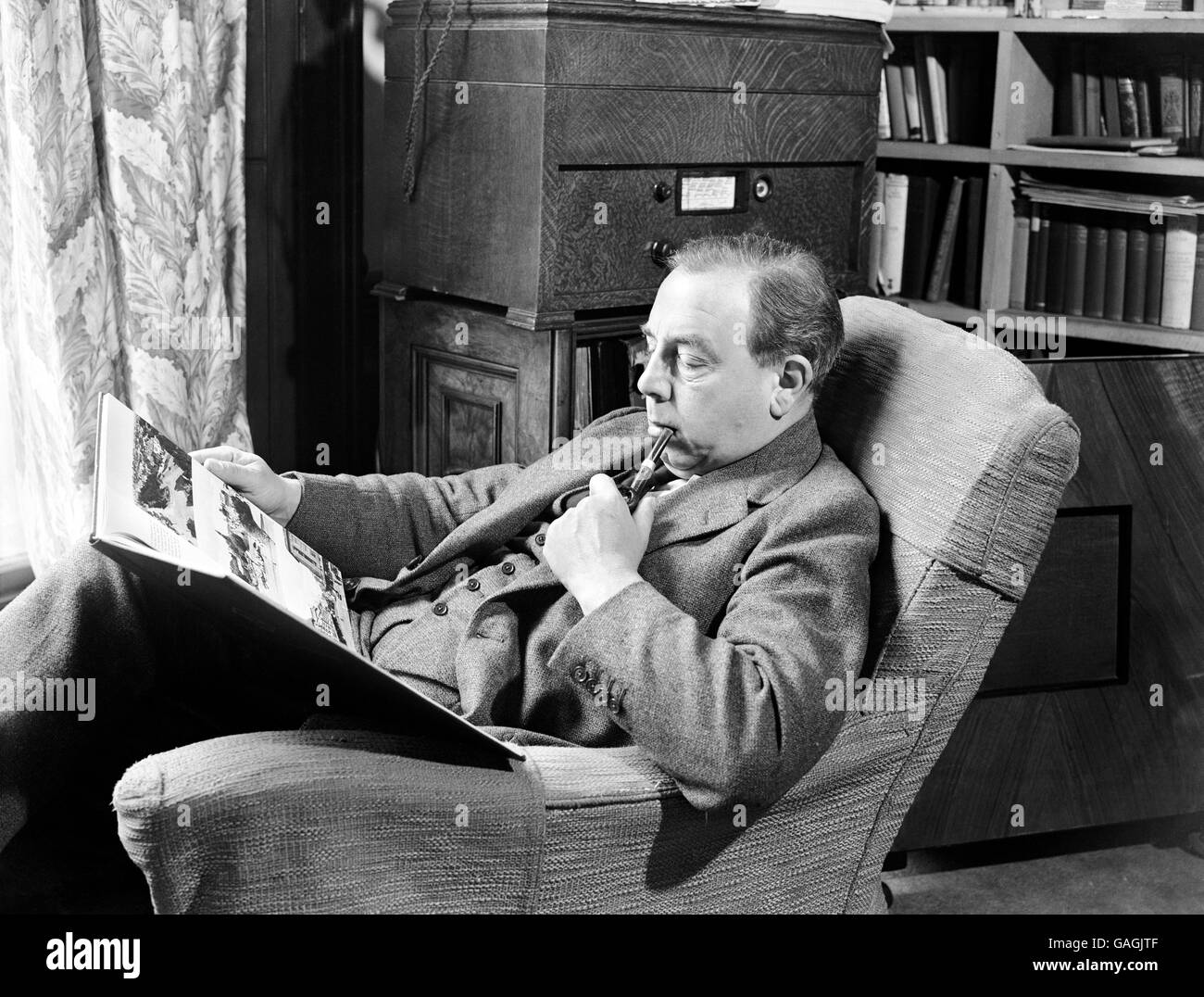 洋書 English Humour  J.B priestley English Humour : J. B. Priestley : Free Download, Borrow