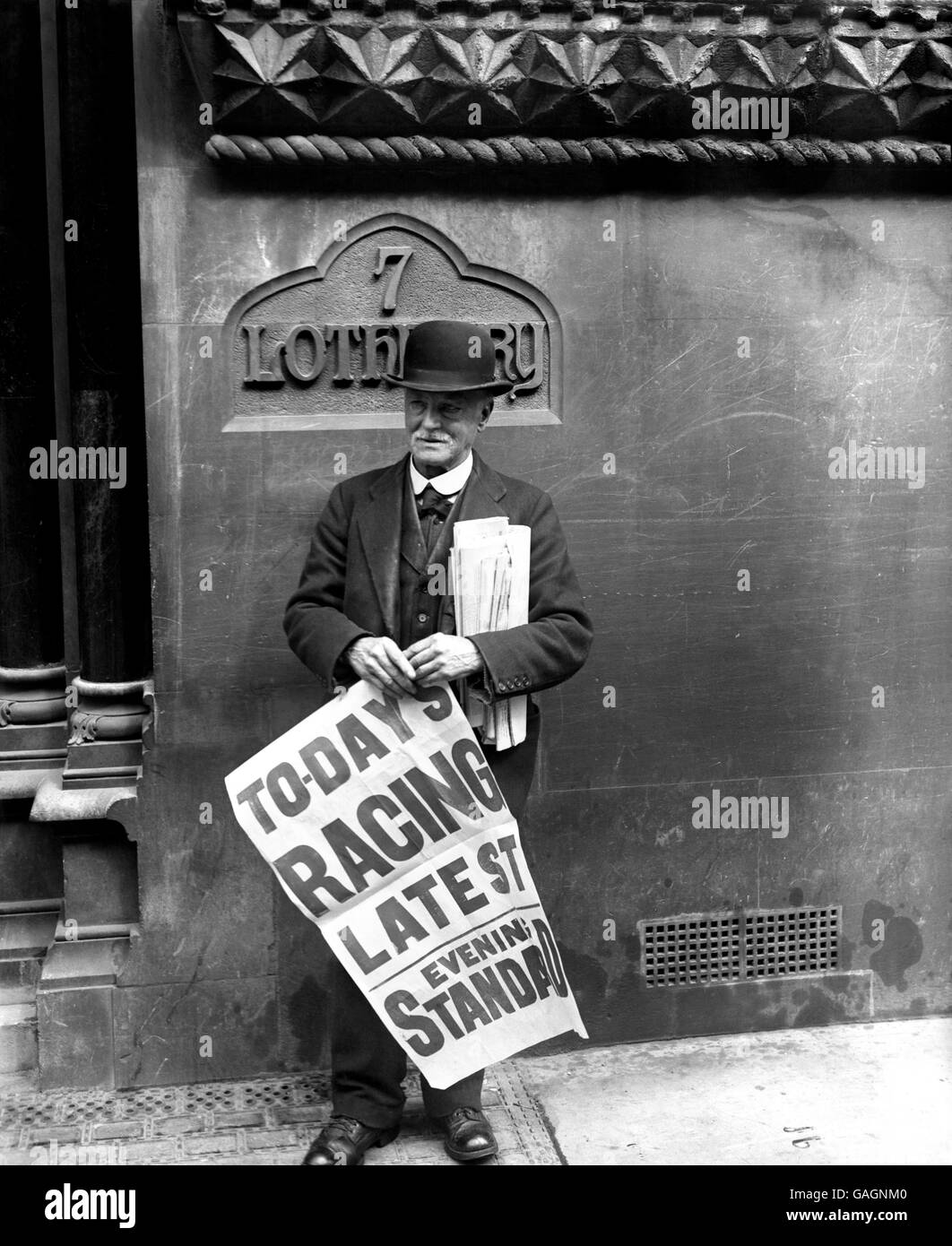 London Scenes News Vendors 1924 Stock Photo Alamy
