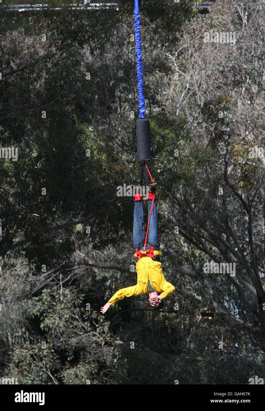 Jim Carrey bungee jumps for movie - Pasadena. Jim Carrey bungee jumps off the West Colorado Blvd bridge for his new film Yes Man, in Pasadena, Ca. Stock Photo