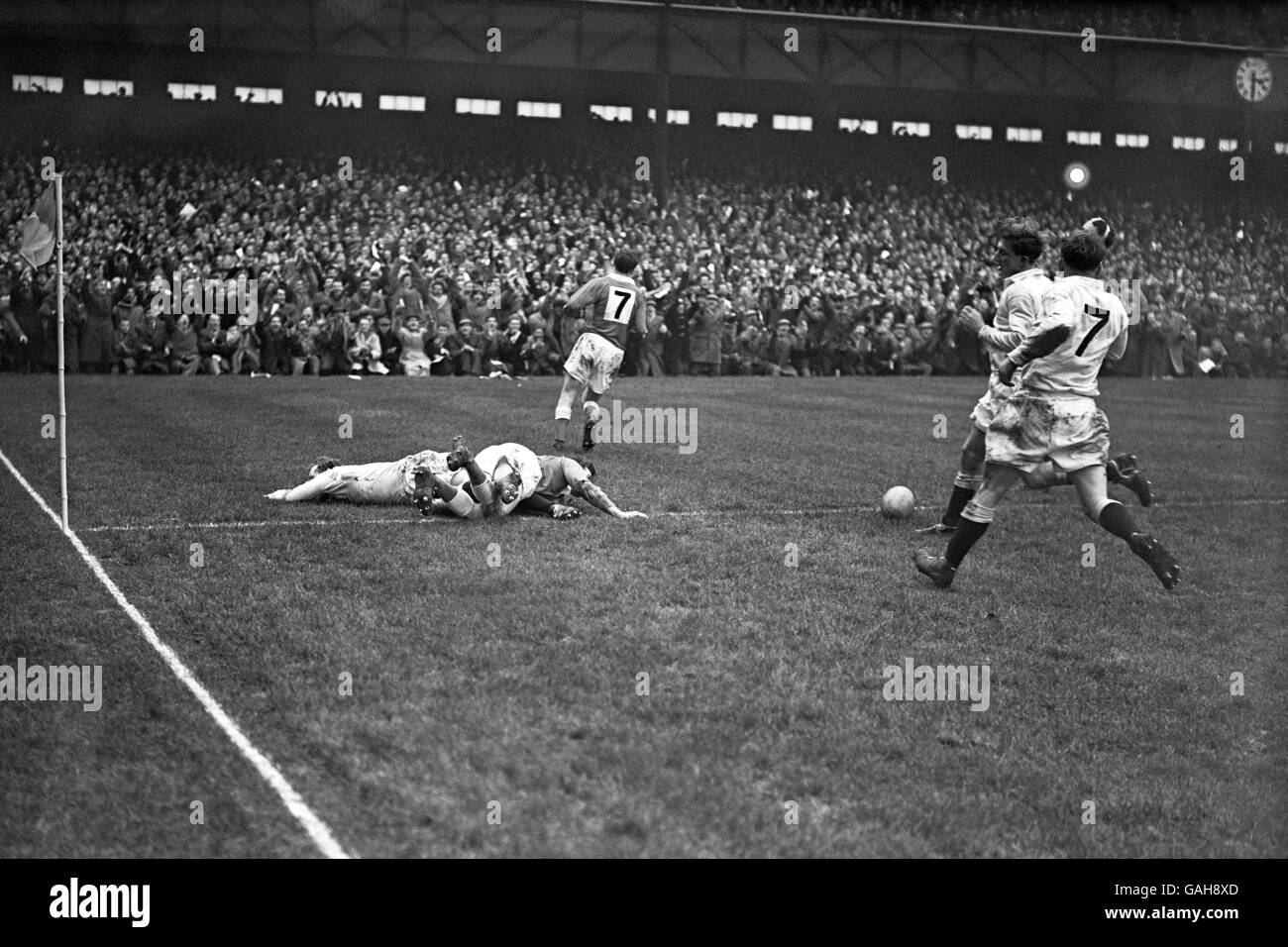 Peter thompson scores englands try hi-res stock photography and images ...