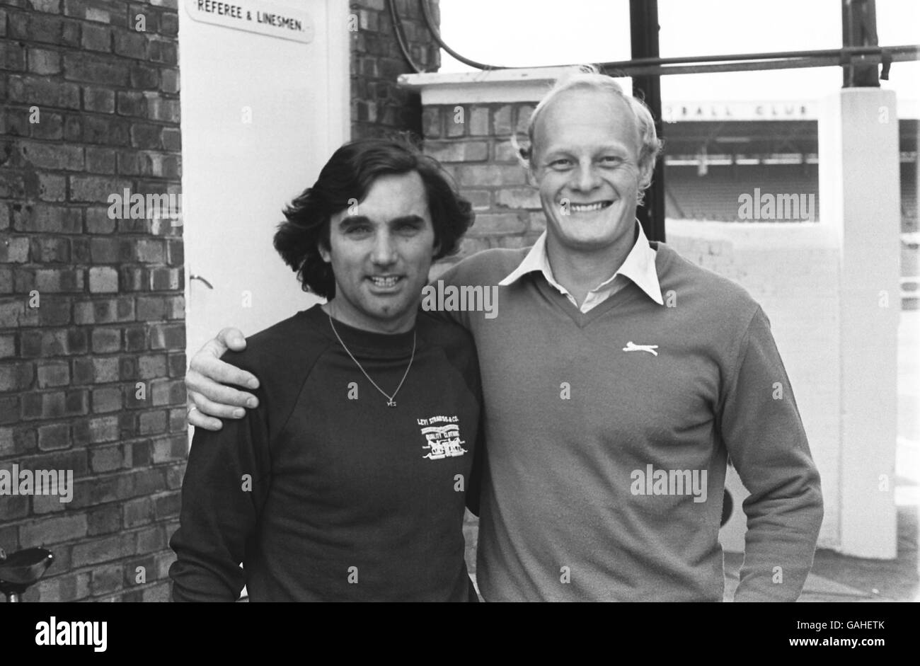 (L-R) Fulham's George Best is welcomed back to Craven Cottage by goalkeeper Peter Mellor just weeks after turning his back on Fulham to rejoin his club in America, the Los Angeles Aztecs, claiming that Fulham owed him money on his contract Stock Photo