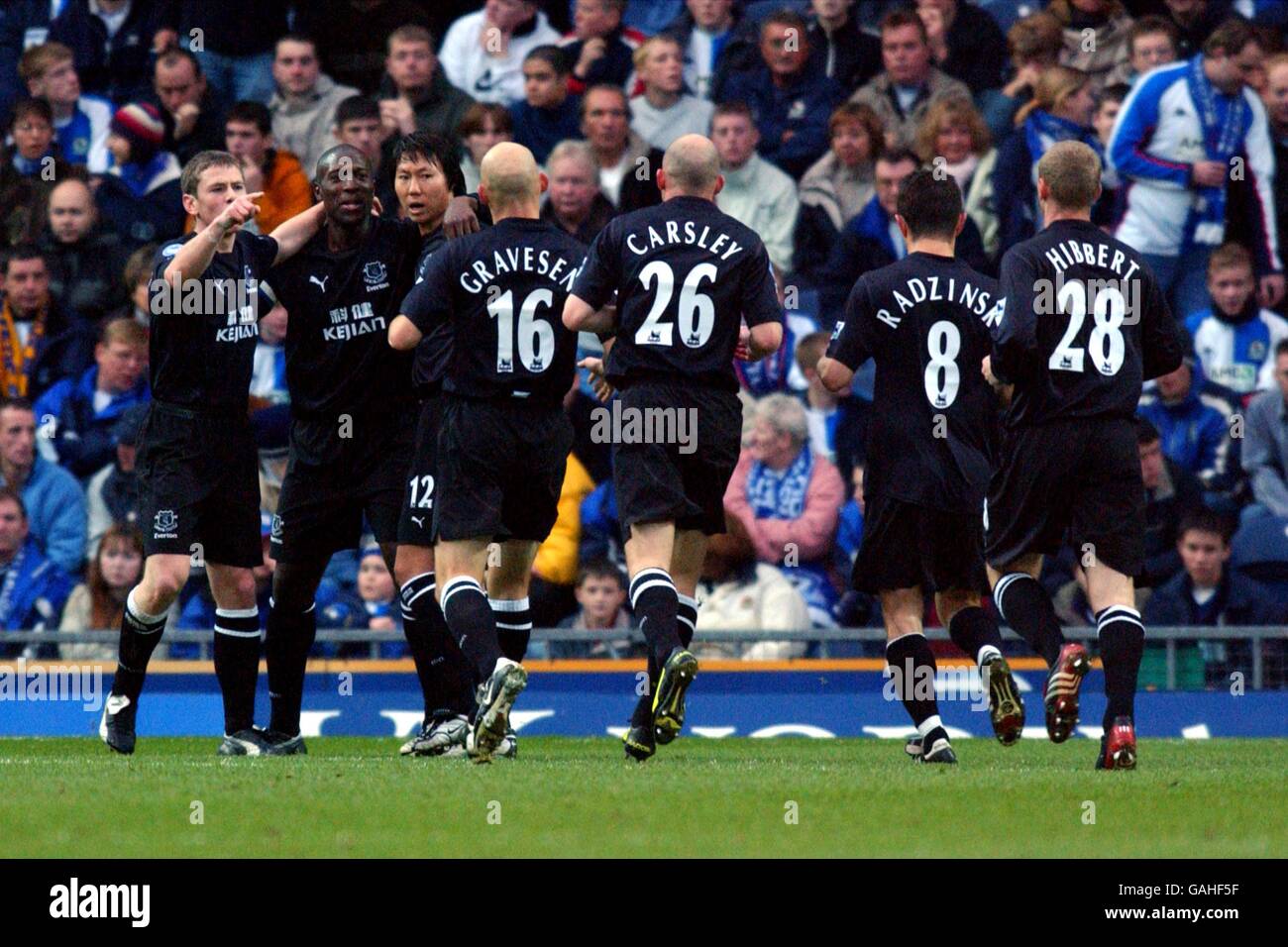 Everton players rush to congratulate goalscorer Kevin Campbell (2nd left) (Li Tie 3rd r) on scoring the opening goal against Blackburn Rovers Stock Photo